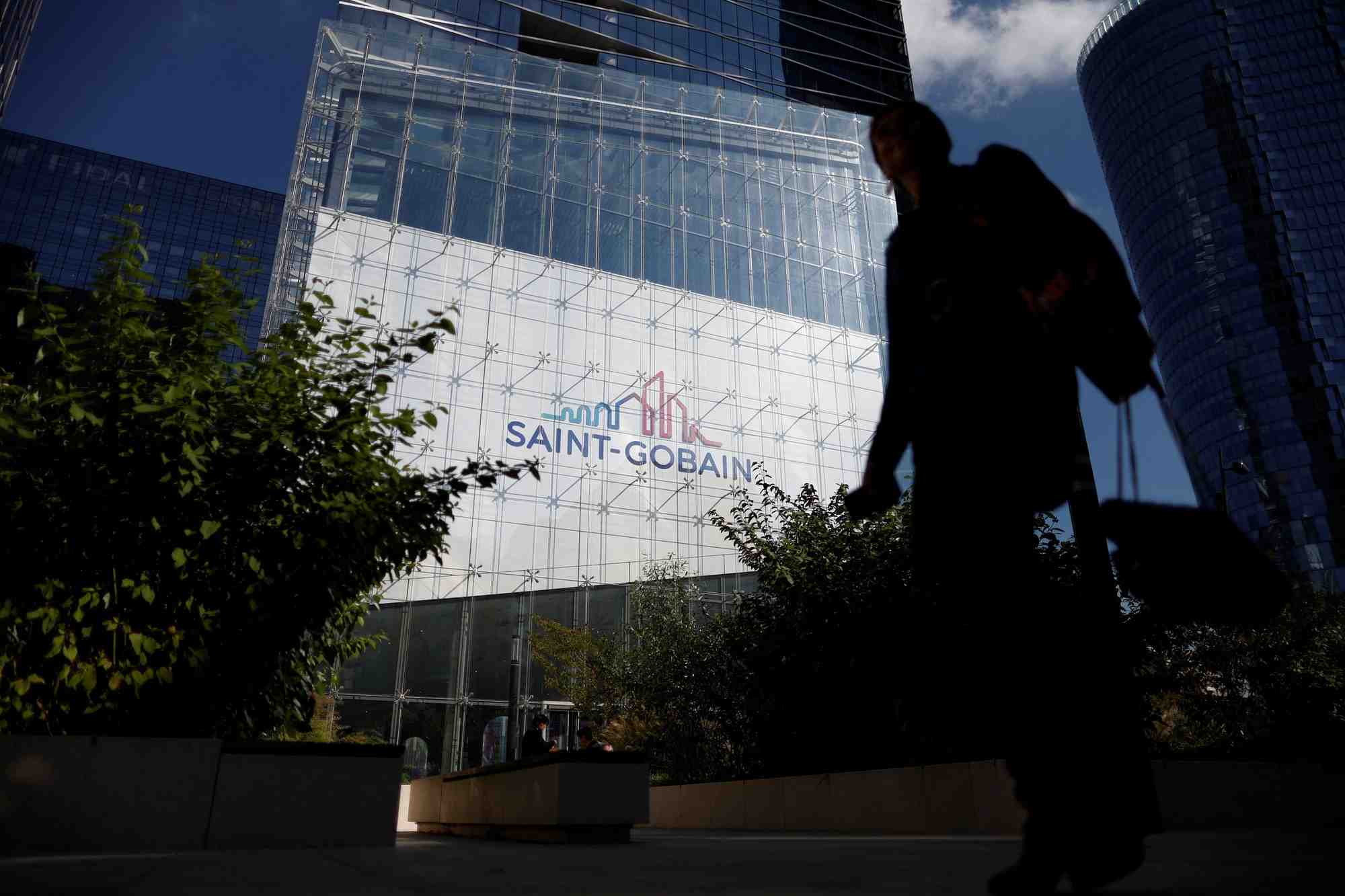 Gratte-ciel de bureaux dans le quartier d'affaires de la defense a paris