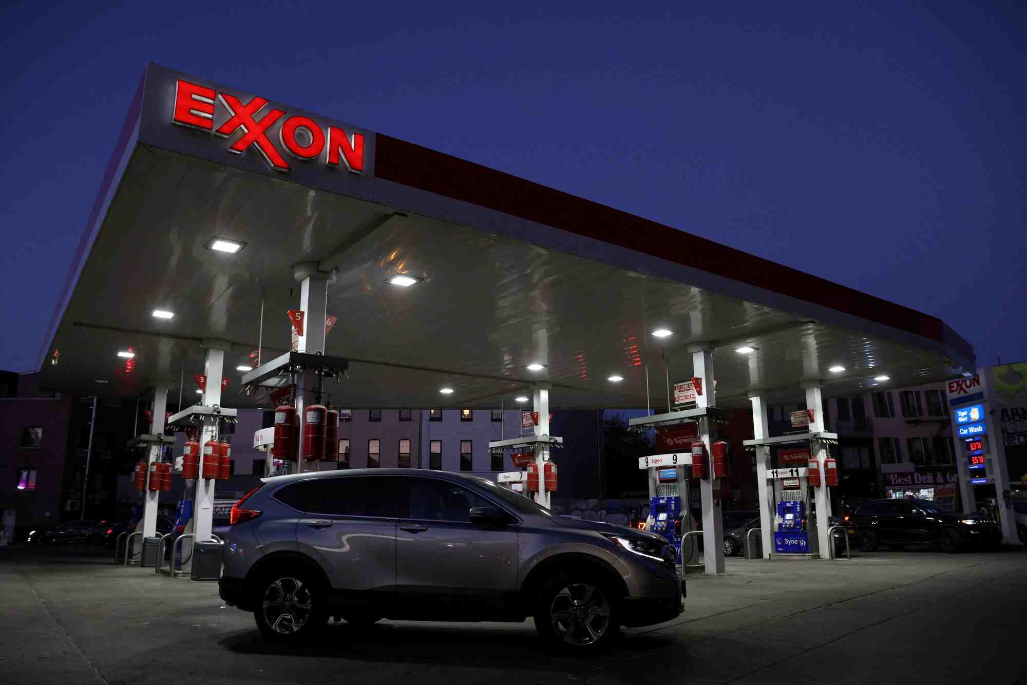 Une station-service exxon, a new york