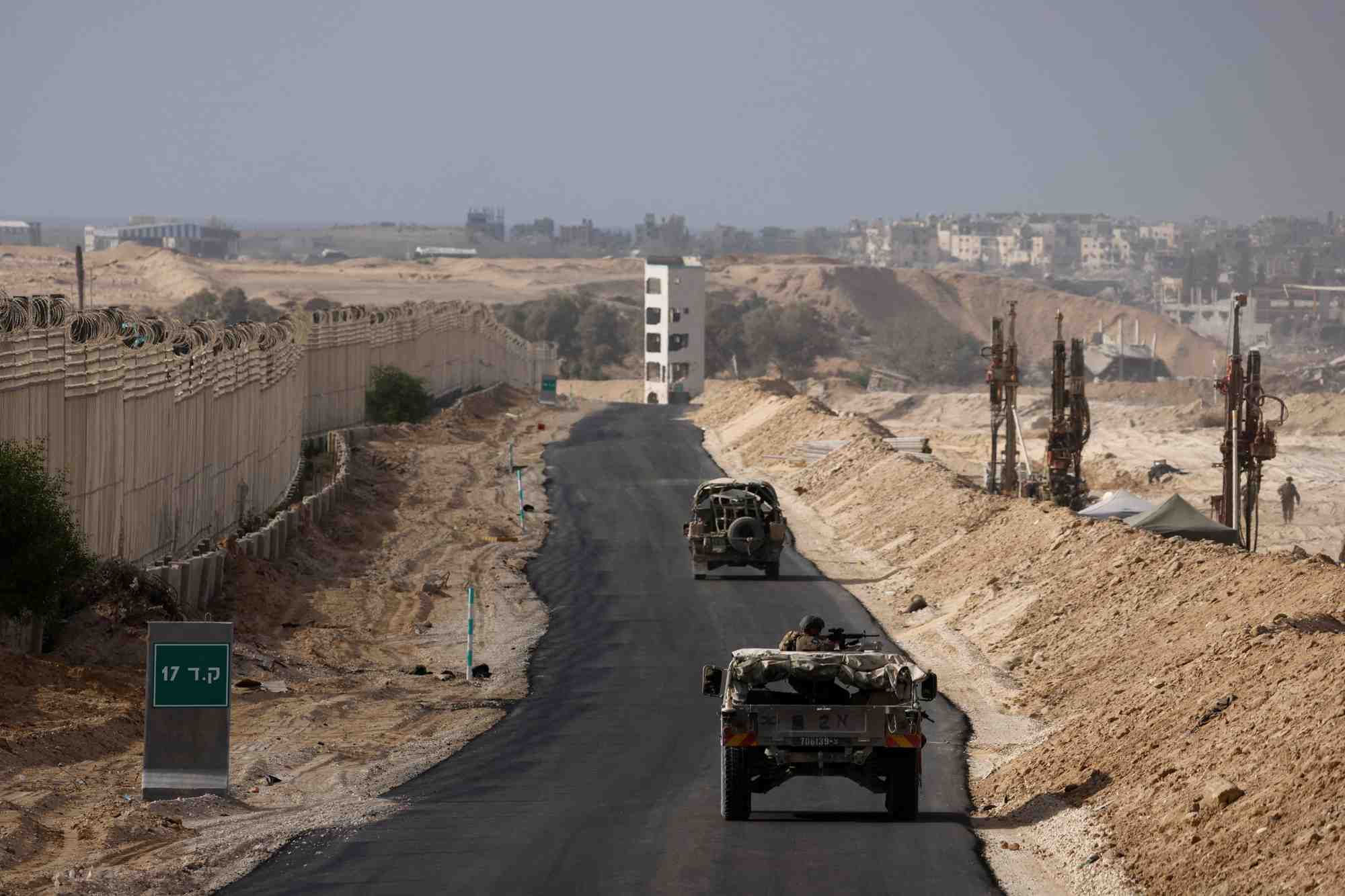 Des vehicules militaires israeliens, dans le sud de gaza