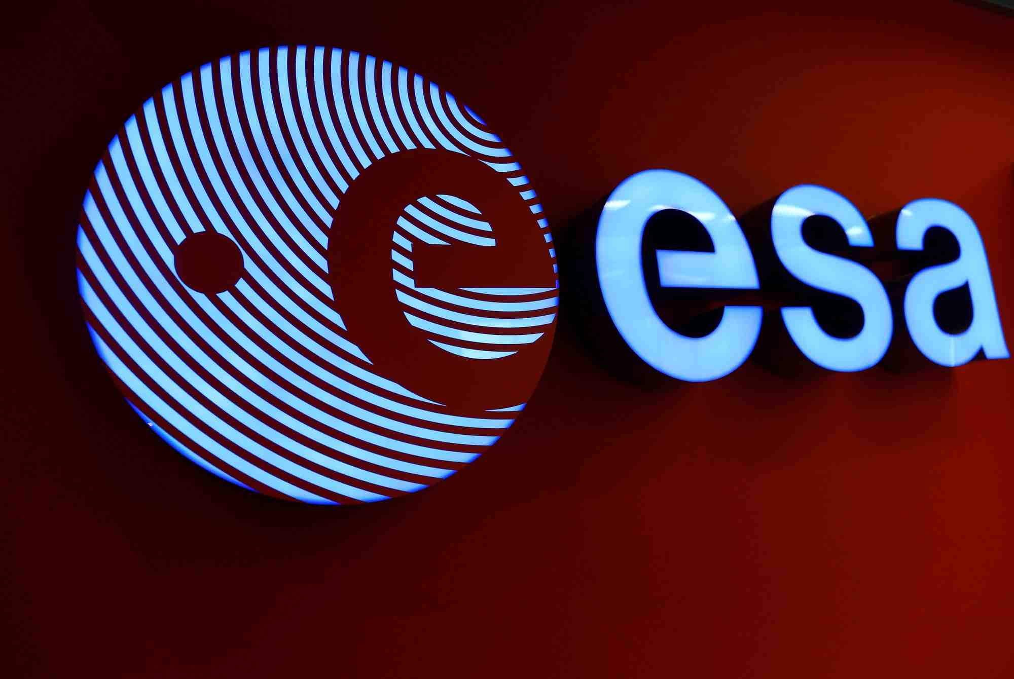 Photo d'archives du logo de l'agence spatiale europeenne (esa) dans son siege a darmstadt