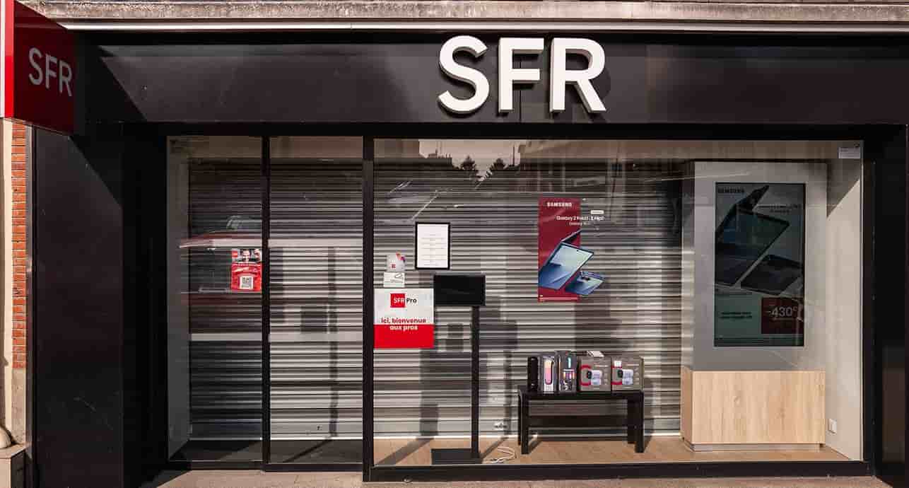 Le télécom SFR, piloté par le milliardaire Patrick Drahi, pourrait se voir contraint à réduire ses effectifs pour éponger la dette.