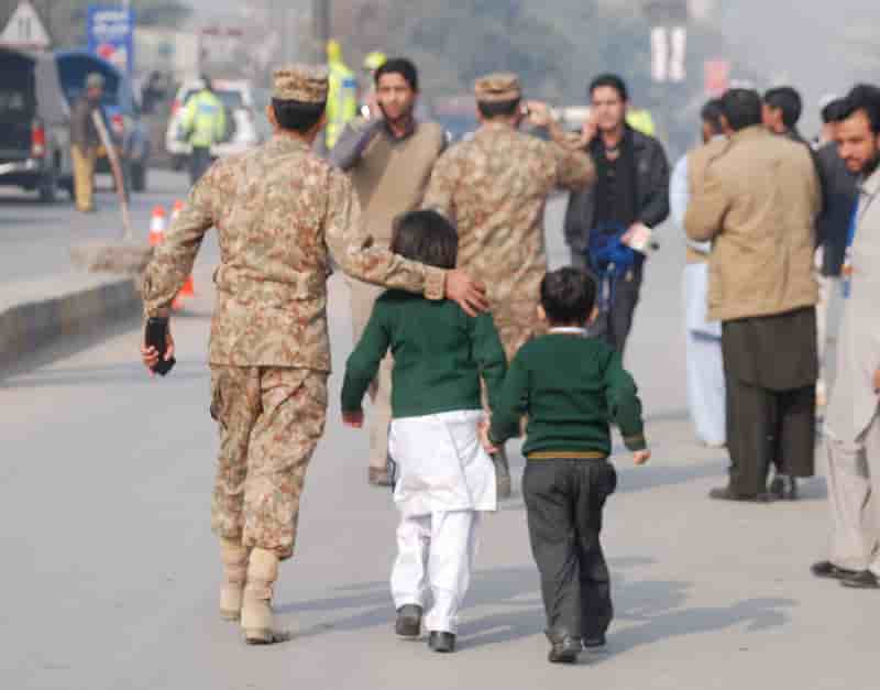 Des survivants racontent le massacre de Peshawar