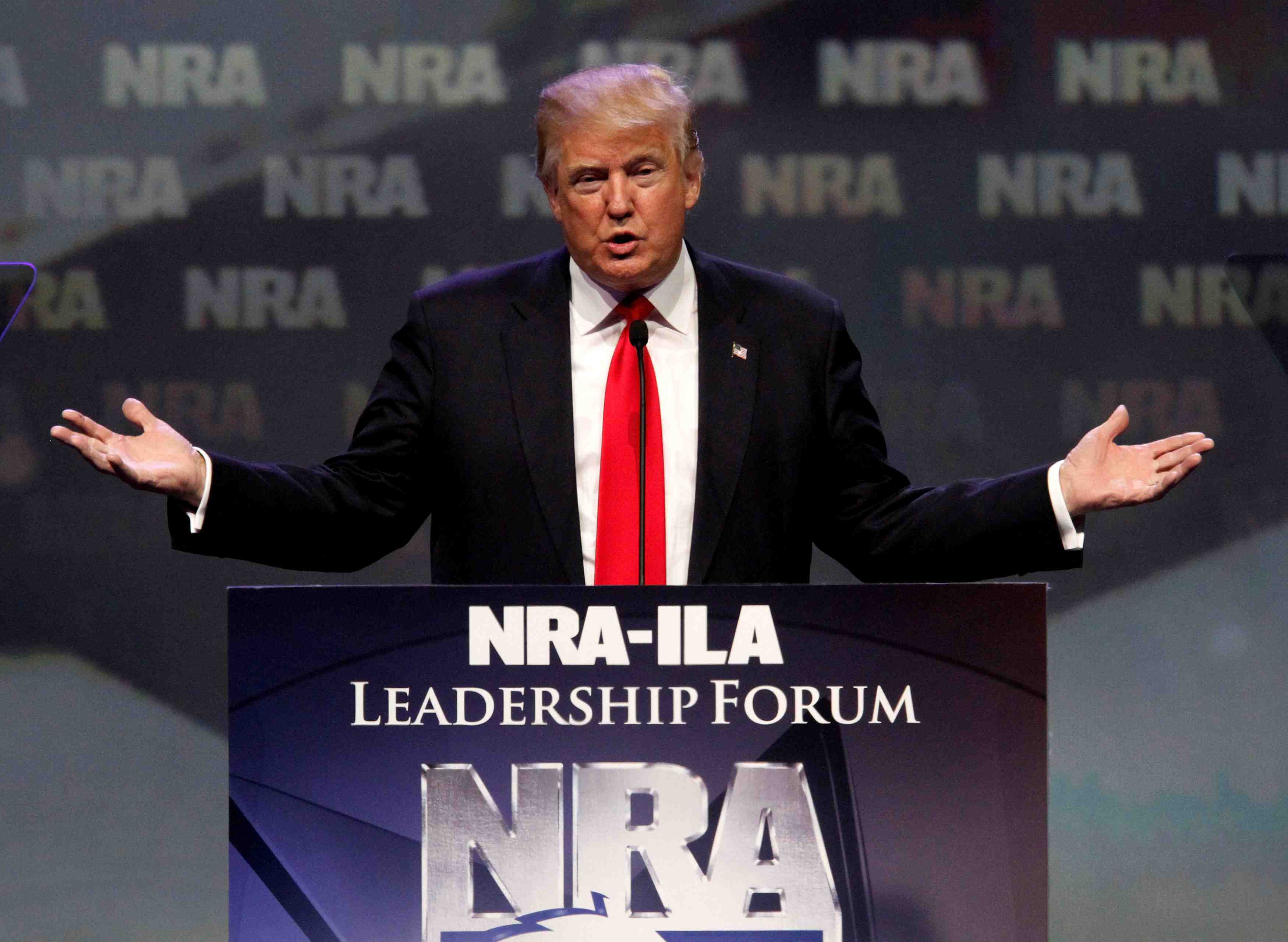 Donald trump soutenu par le lobby americain des armes a feu