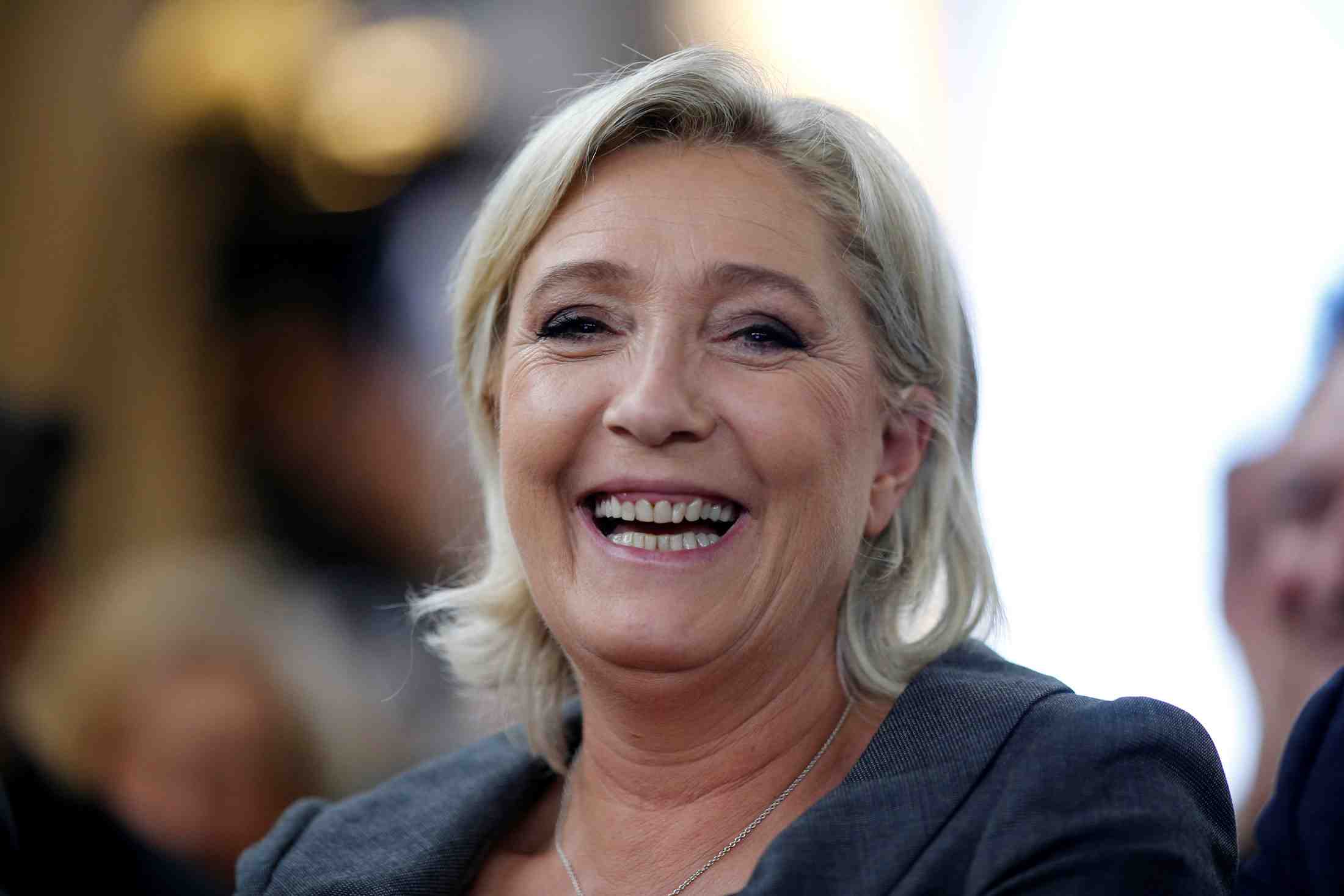Marine le pen jette les bases de sa campagne presidentielle