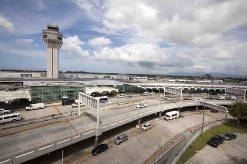 Des centaines de voyageurs bloques a l'aeroport de porto rico