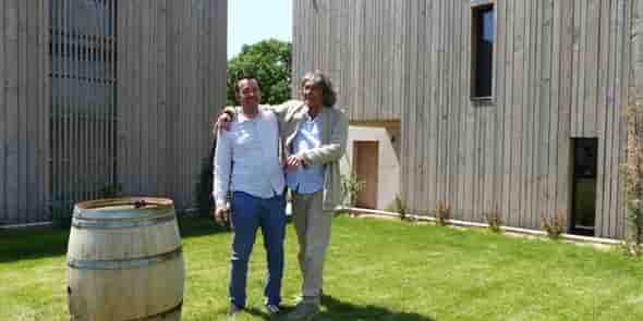 Fabrice Bonmarchand et Rudy Ricciotti, devant le nouveau chai du Mas de l'Oncle