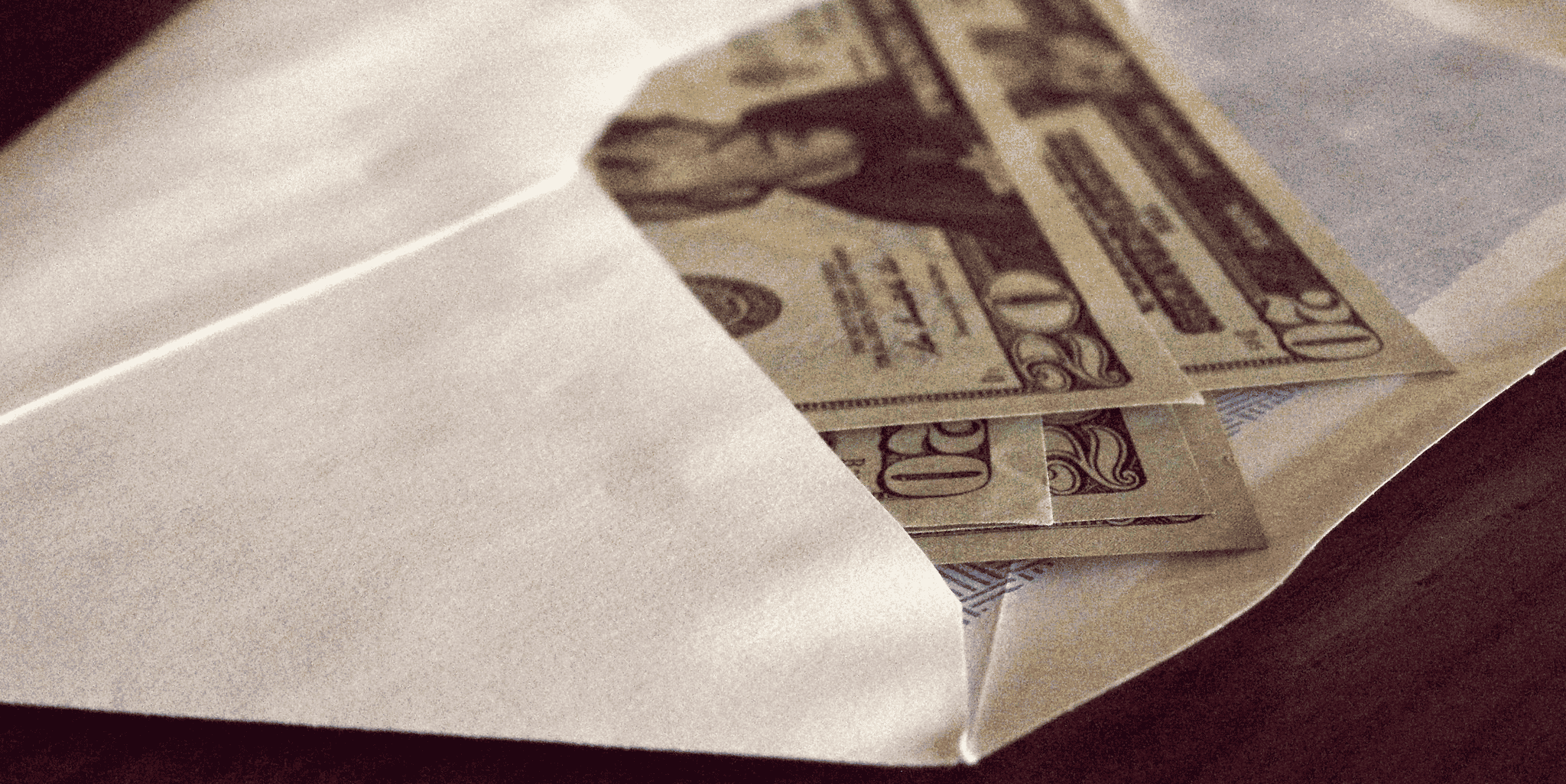 corruption, pot de vin, enveloppe d'argent, billet, dessous de table,