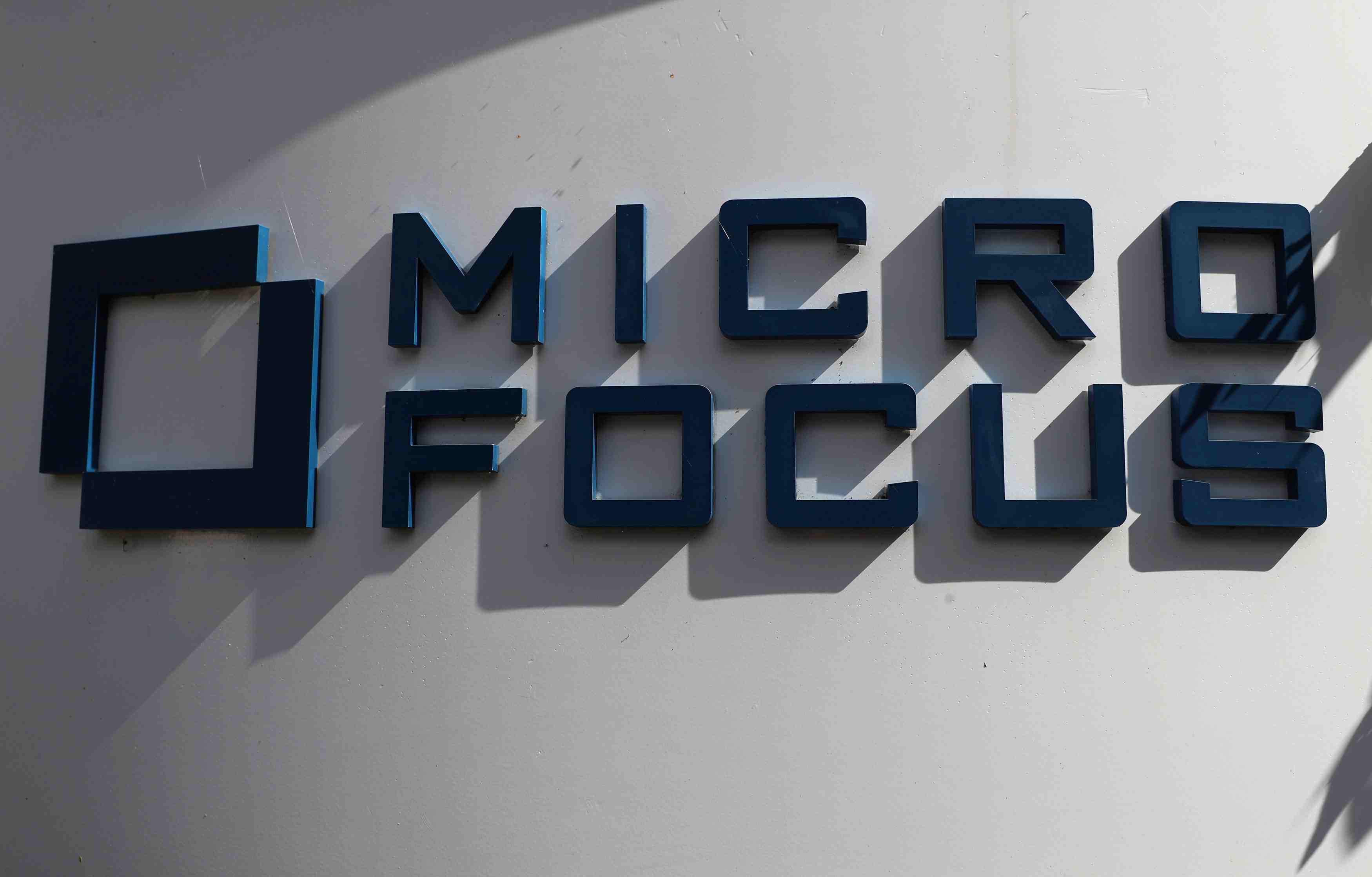 Micro focus vend ses logiciels suse au fonds eqt pour 2,54 milliards de dollars