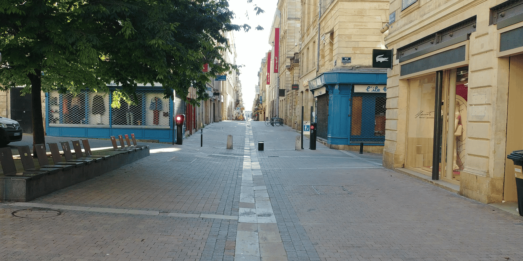 La rue Porte Dijeaux, dans le centre-ville de Bordeaux, était quasi-déserte ce mercredi 15 avril dans la matinée, au 30e jour du confinement.