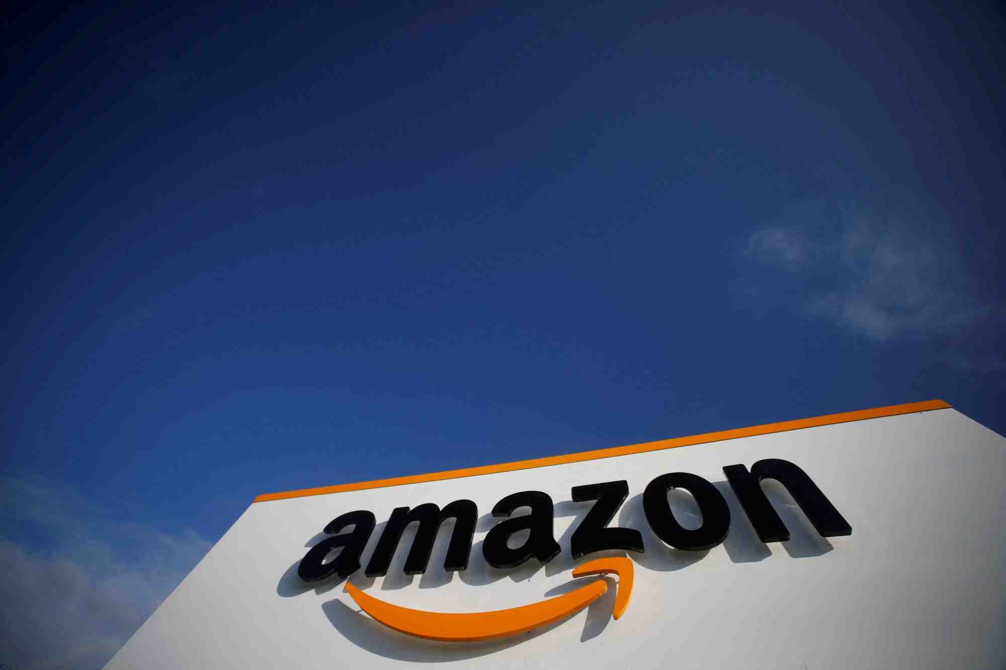 Le logo d'amazon est visible dans le centre logistique de l'entreprise a boves