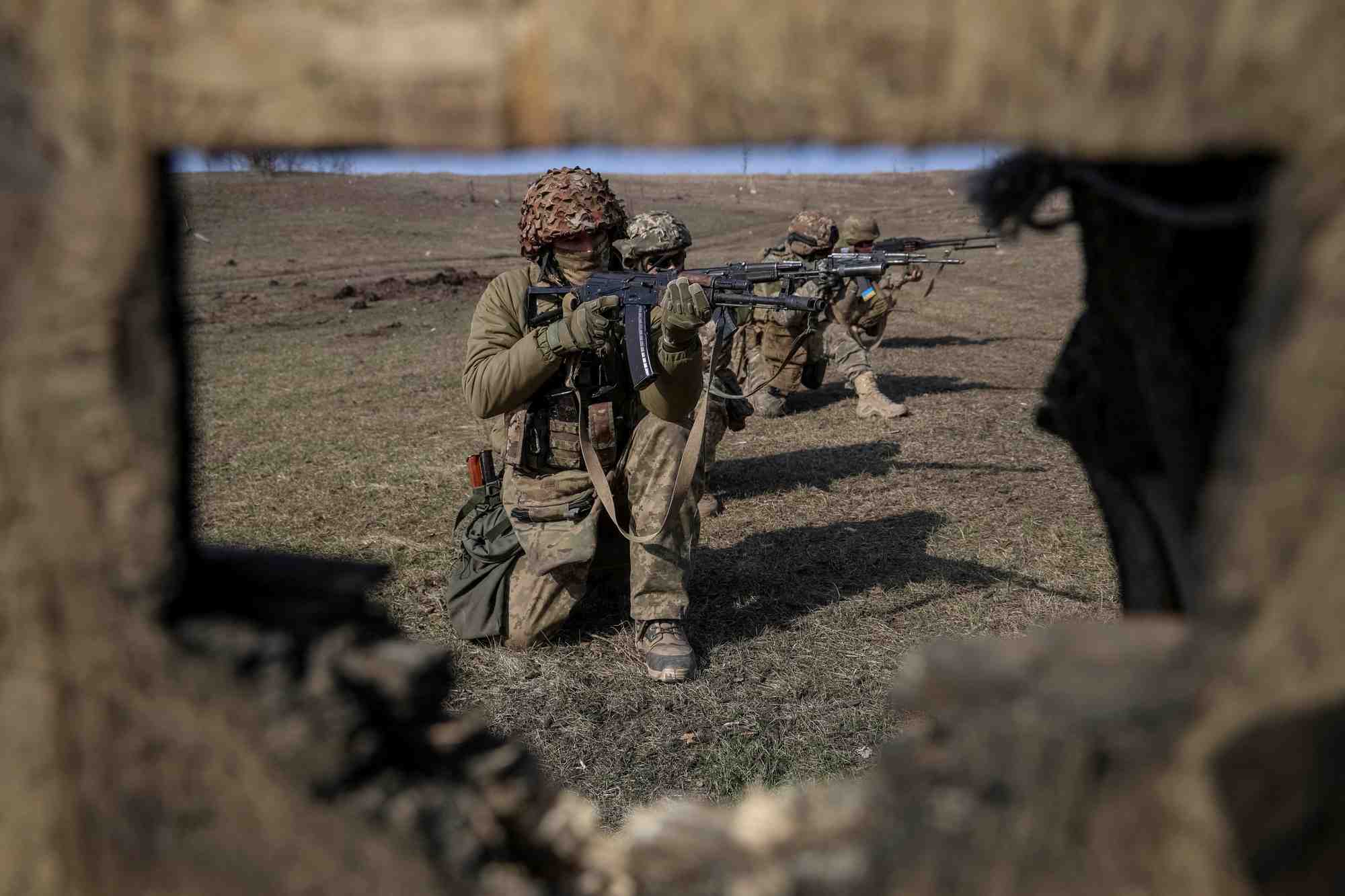 Des militaires ukrainiens participent a un entrainement dans la region de donetsk