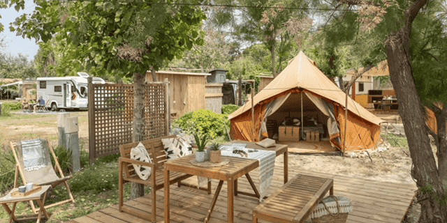 Le camping Beauregard, à Marseillan (Hérault), est labellisé Zéro Phyto, en 2019, a aussi créé une "maison du recyclage", réduisant ses volumes d’ordures ménagères de 444 mètres cubes par saison avant le tri, à 114 m3 en 2023.