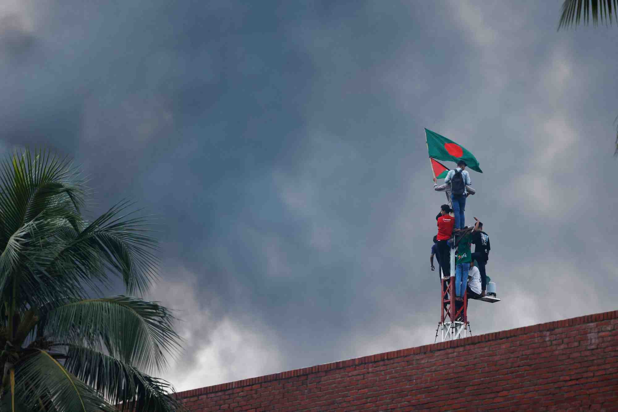 Des gens escaladent la residence de la premiere ministre du bangladesh