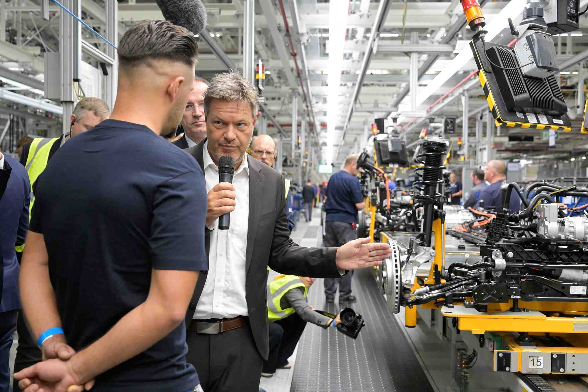 Le ministre allemand de l'economie, robert habeck, visite une usine volkswagen a emden