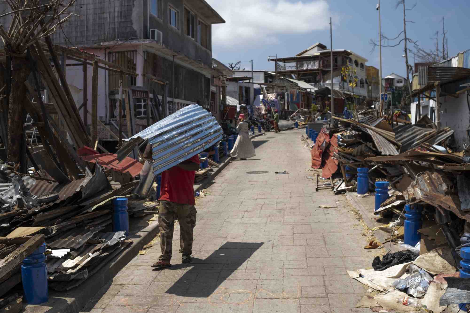 Les habitants à Mayotte tentent de survivre après le passage du cyclone Chido le 14 décembre dernier.