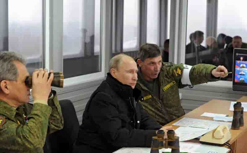 Vladimir Poutine assiste à des manoeuvres militaires