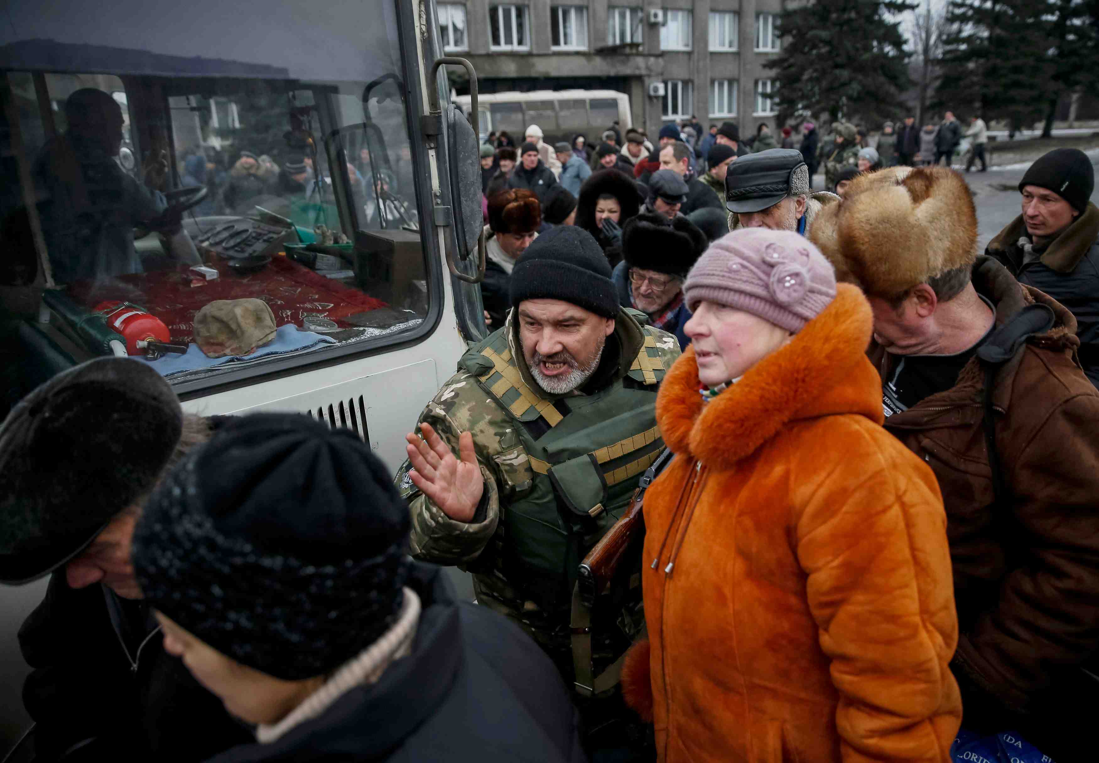 Des civils evacues de la ville ukrainienne de debaltseve