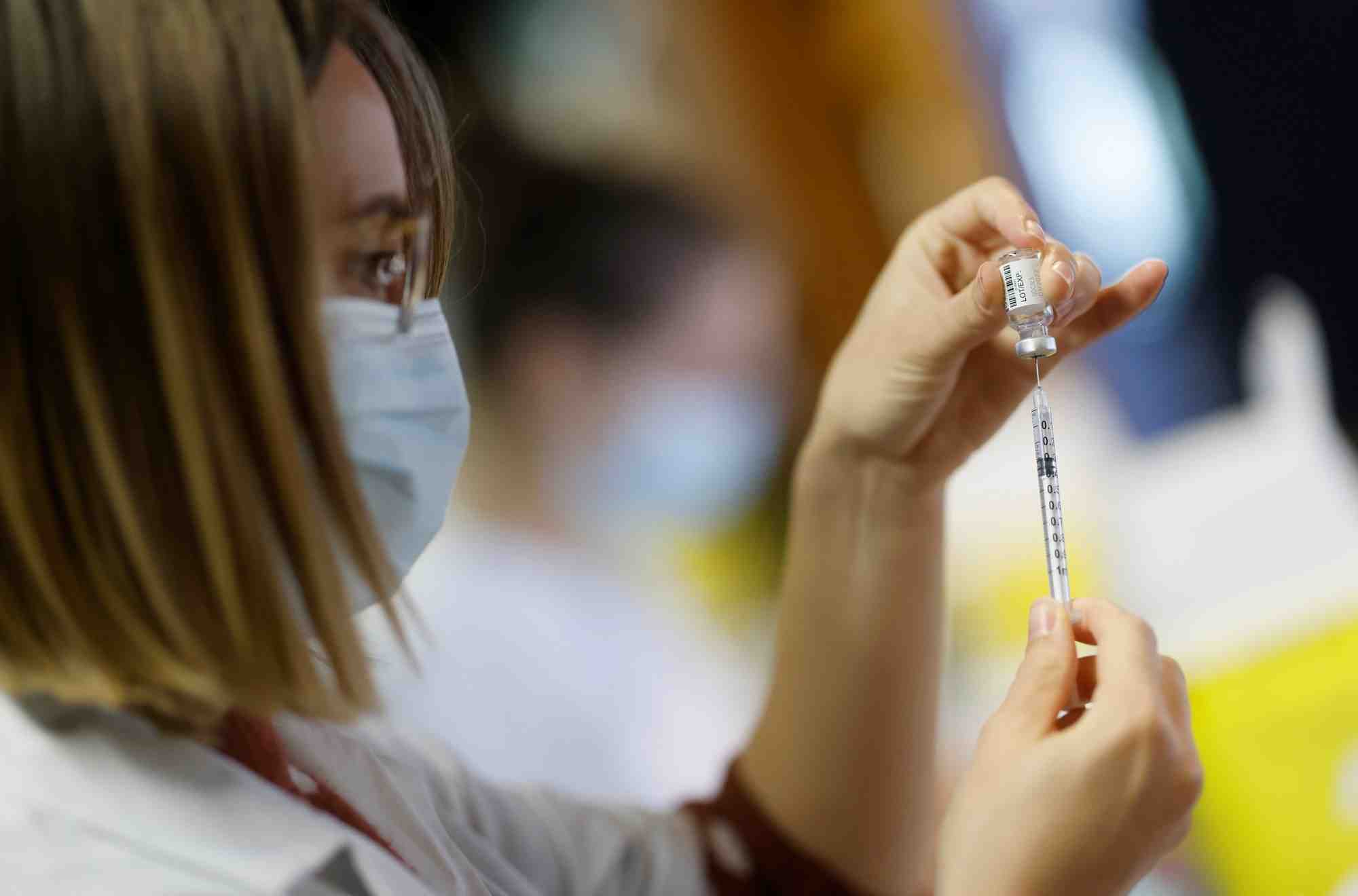 Coronavirus: le rappel vaccinal a 5 mois elargi samedi a l'ensemble de la population adulte en france