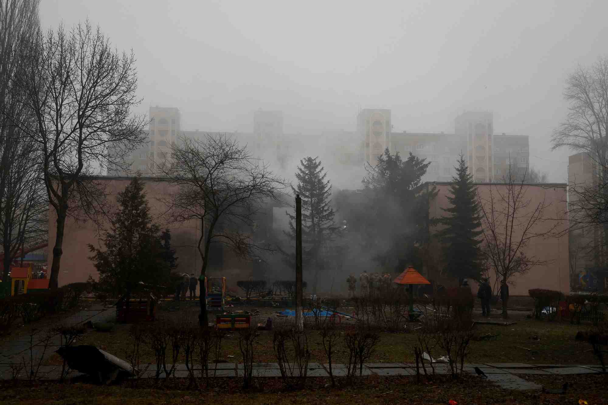 Photo du lieu de la chute d'un helicoptere a brovary, a la peripherie de kyiv