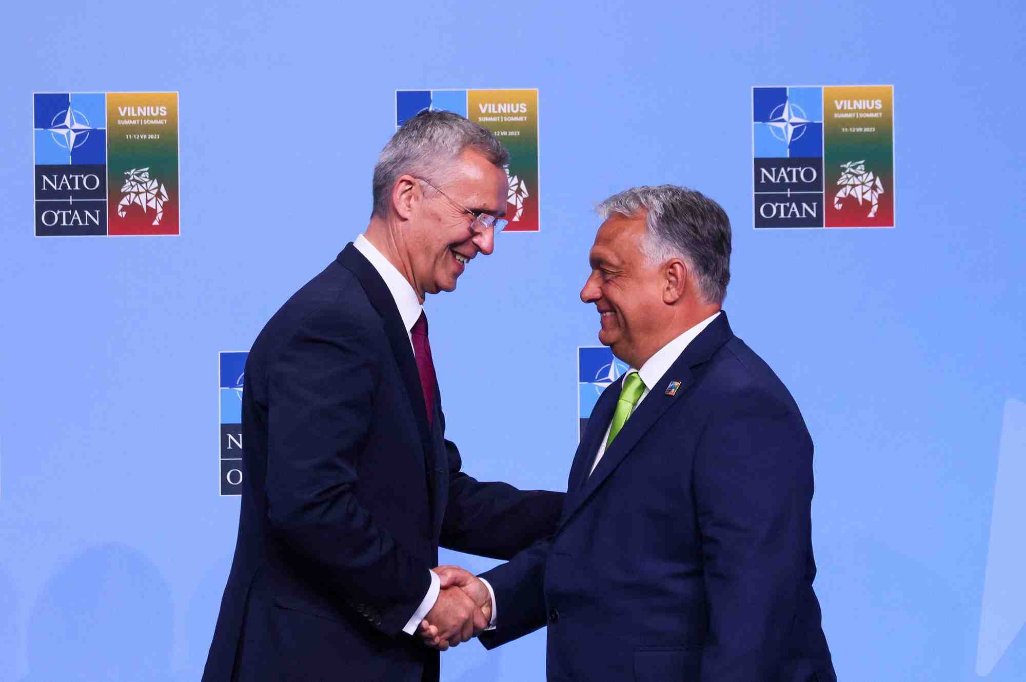 Le secretaire general de l'otan, jens stoltenbergm, et le premier ministre hongrois, viktor orban, avant le sommet des dirigeants de l'otan a vilnius