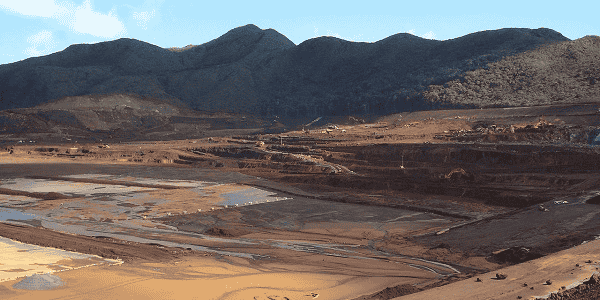 La filière d'extraction et de raffinage du nickel est la principale ressource de la Nouvelle-Calédonie : elle représente près d'un quart des emplois privés et 20% de son produit intérieur brut (PIB).