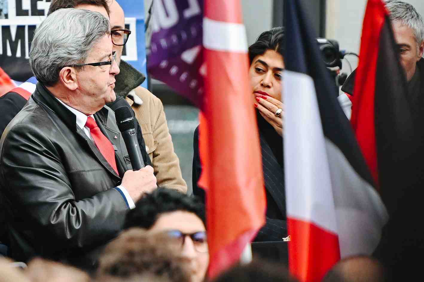 Jean-Luc Mélenchon et Rima Hassan lors d’un meeting improvisé à Lille le 18 avril.