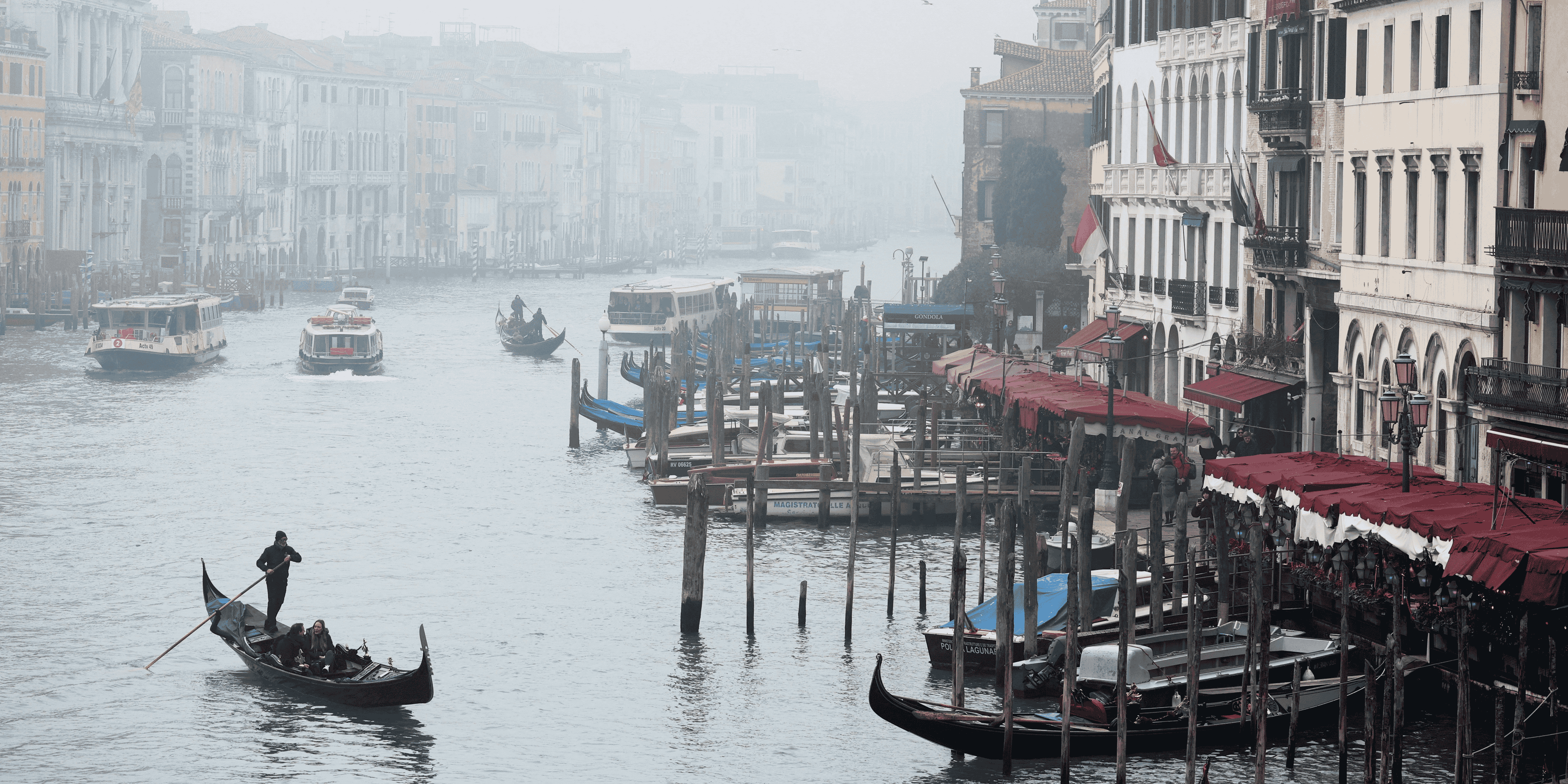 Un gondolier lors d'une journee brumeuse, a venise