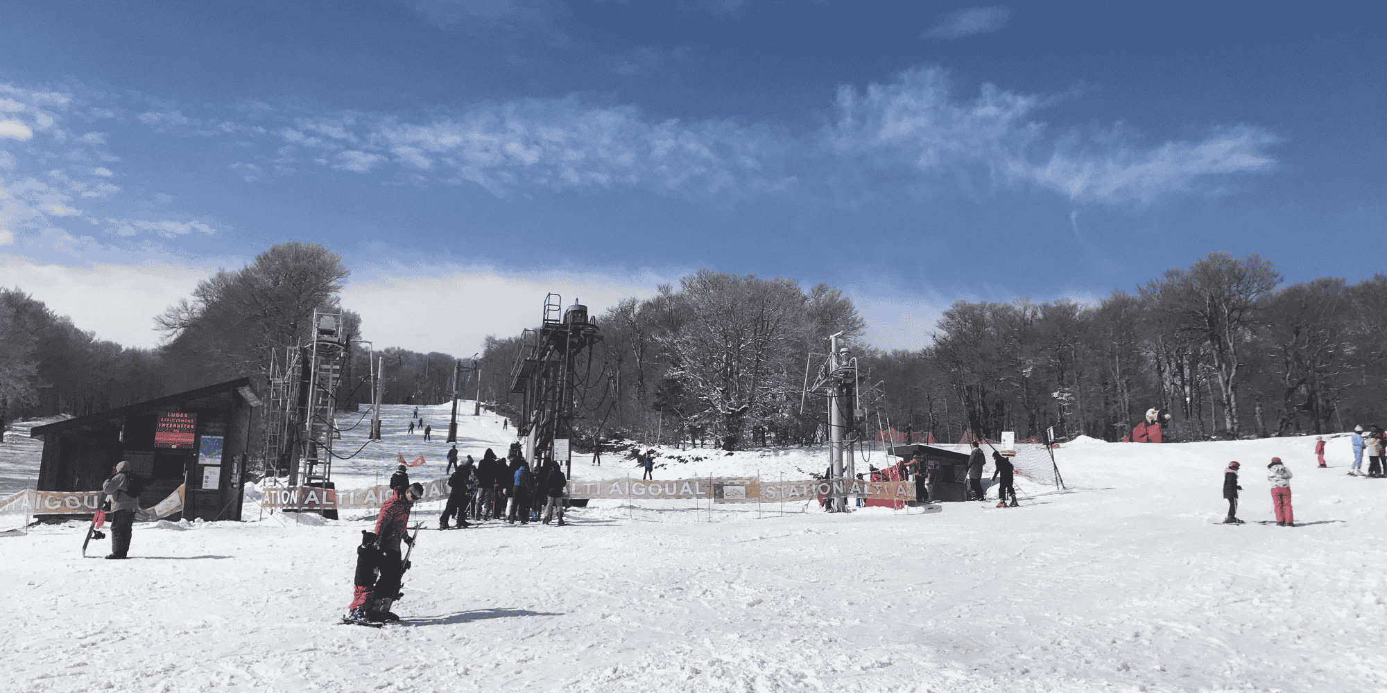 La station de ski gardoise de Prat Peyrot, au Mont Aigoual, périclite sous le coup du réchauffement climatique et se cherche un destin l'été. Mais certaines activités qui pourraient s'y développer et rapporter ne sont pas autorisées par le Parc national des Cévennes.