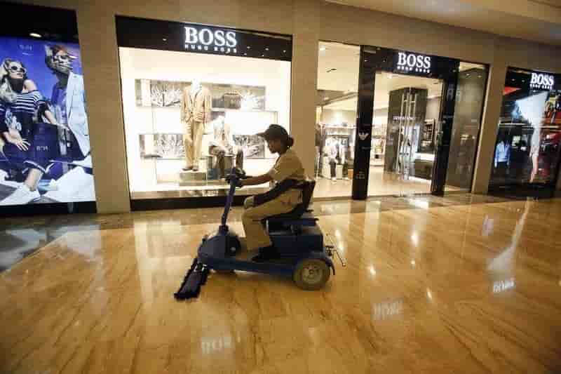 Hugo boss compte limiter ses ouvertures de magasins