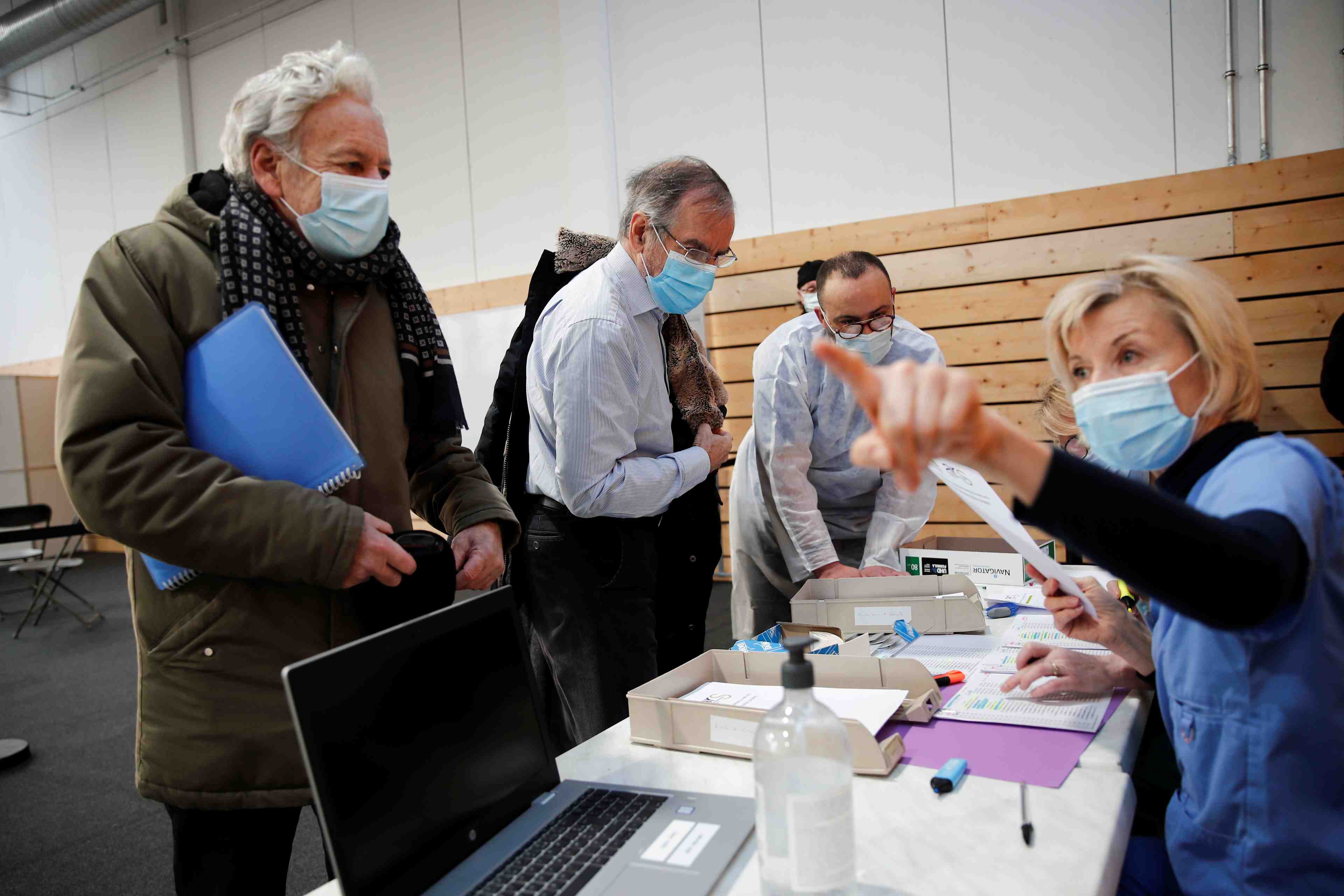 Les premieres doses du vaccin moderna arriveront lundi en france, dit veran