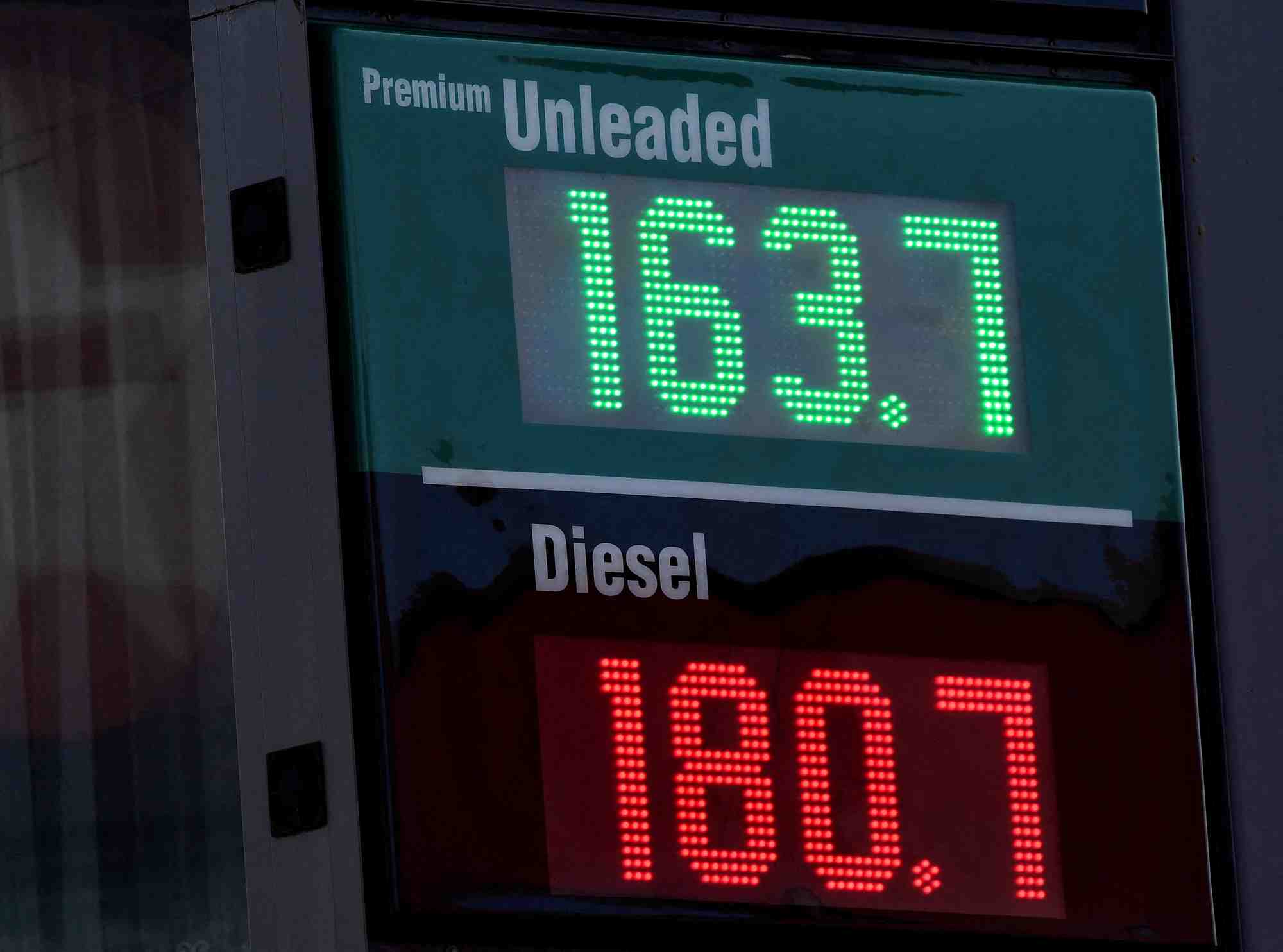Londres veut un examen du marche des carburants face au bond des prix