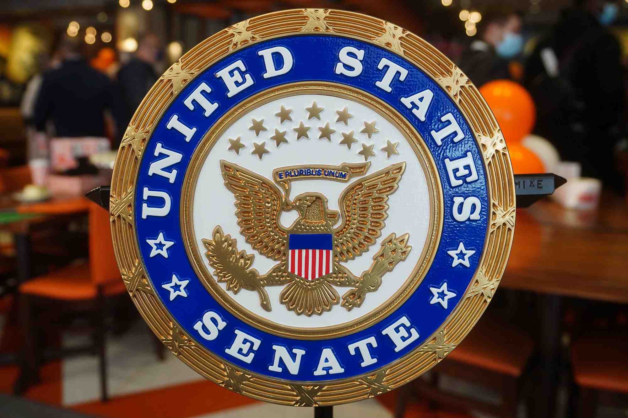 Le logo du senat des etats-unis est photographie au restaurant junior's a times square, a new york