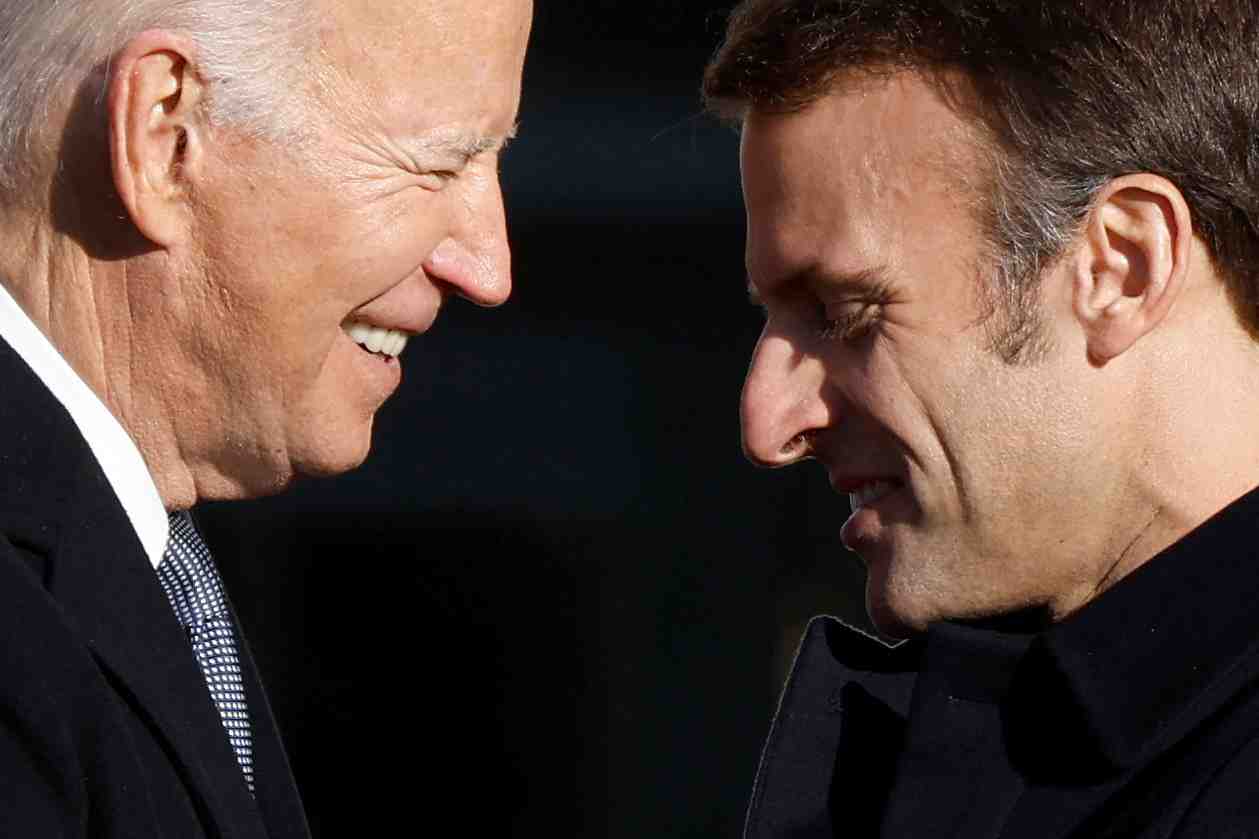 Le president americain joe biden et emmanuel macron lors d'une ceremonie a la maison blanche
