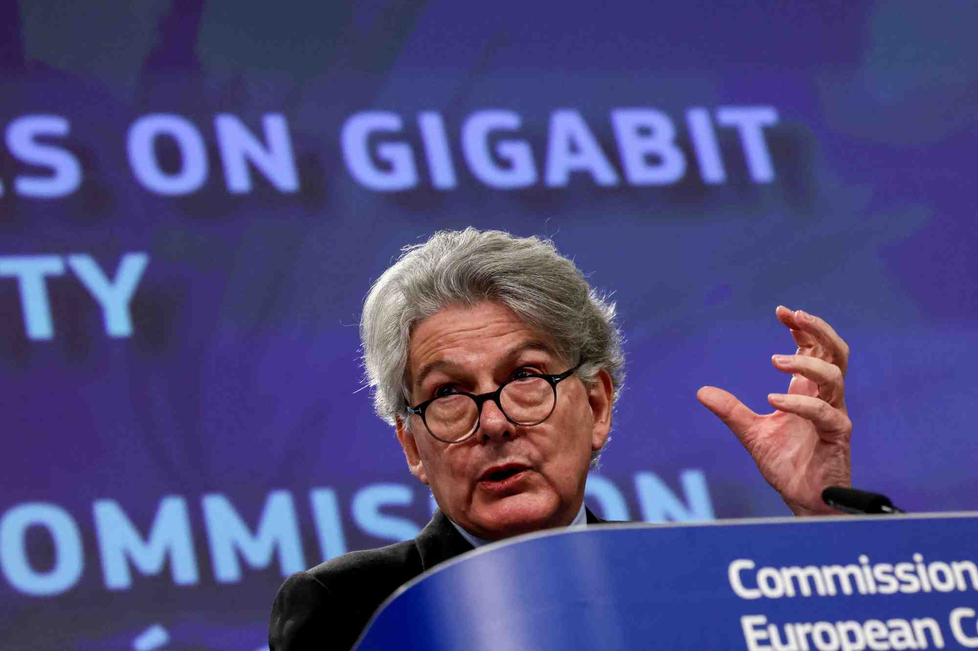 Le commissaire europeen charge du marche interieur et de l'industrie thierry breton