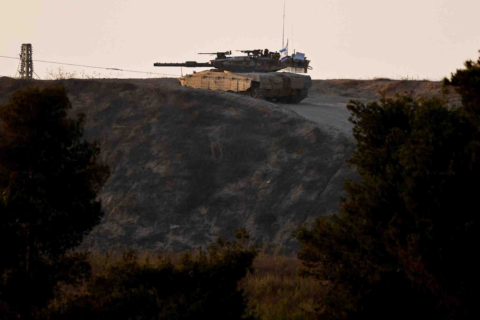 Un char israelien est positionne a la frontiere entre israel et gaza