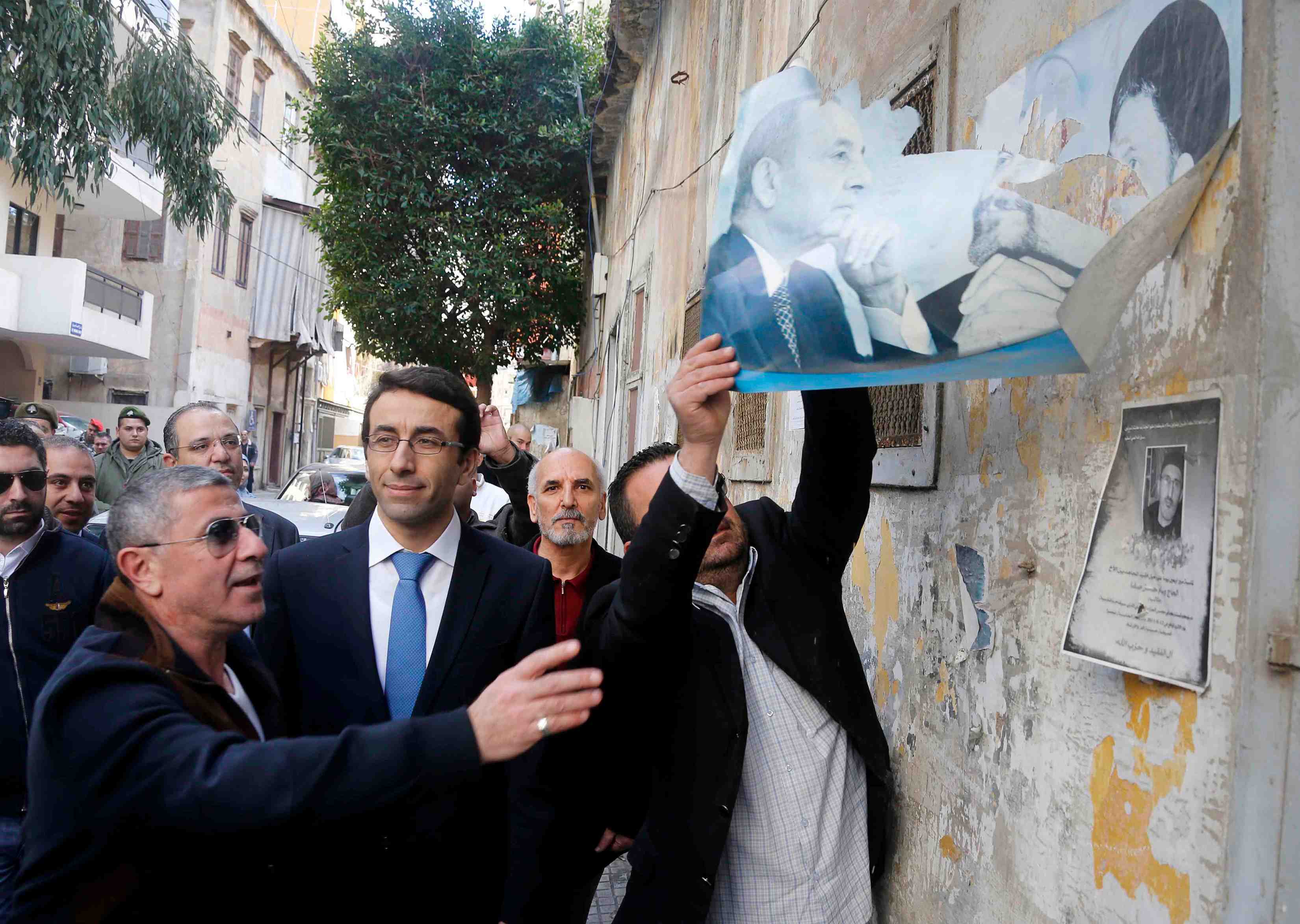 Les affiches et drapeaux politiques decroches au liban