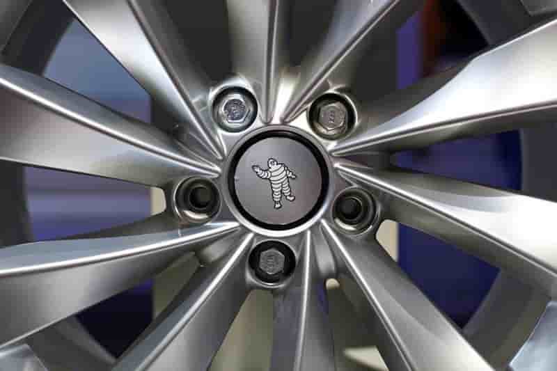 Michelin plus optimiste sur les matieres premieres et les changes