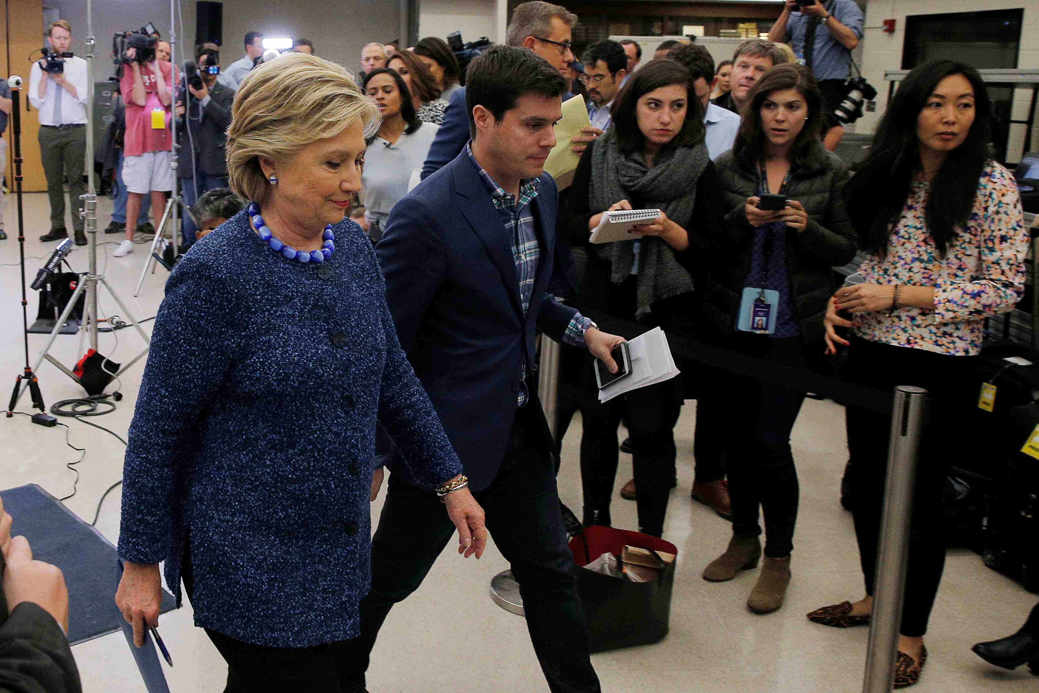 Le fbi tiendra la decision sur les courriels, dit clinton
