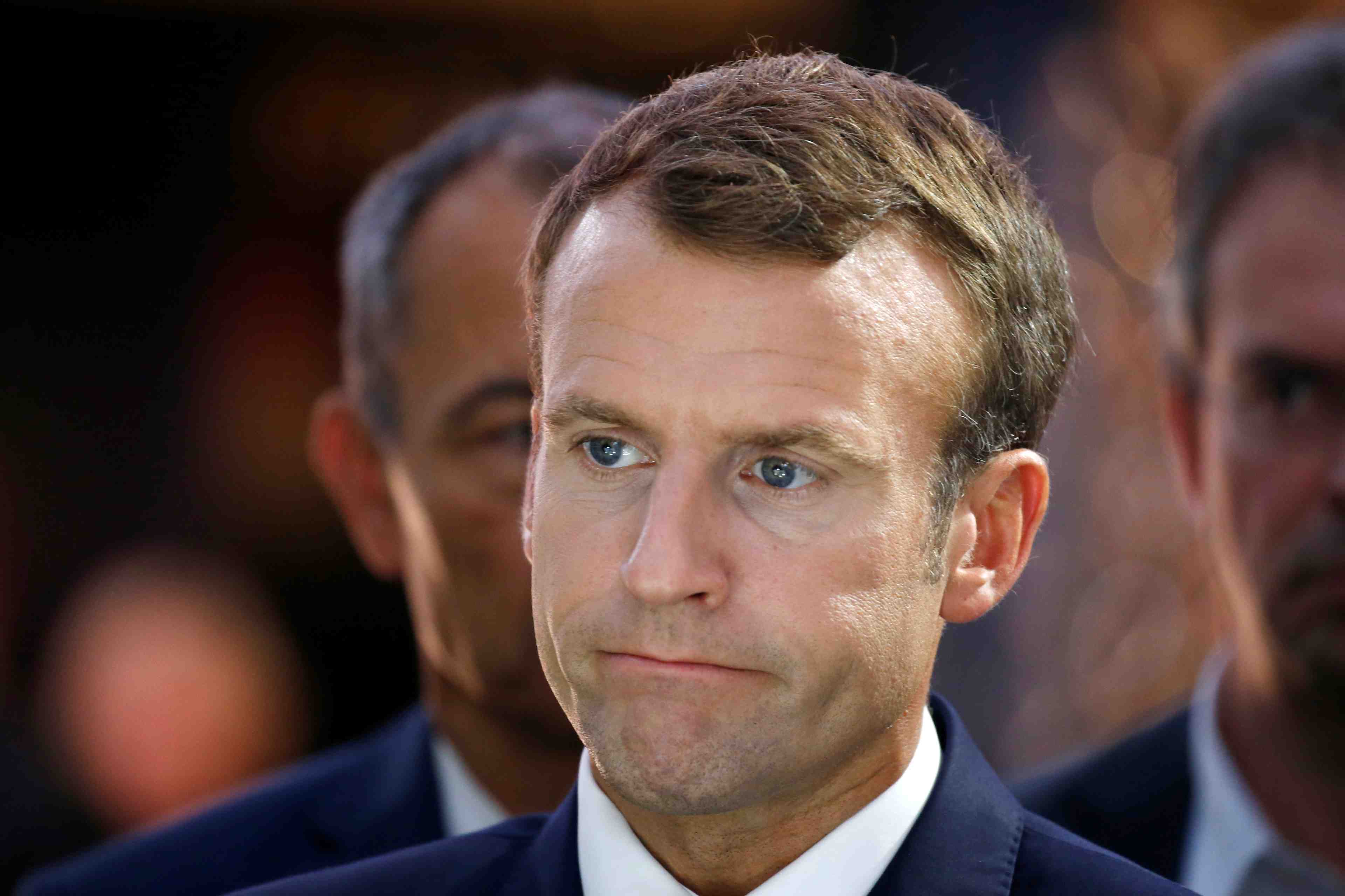 Macron presse de proceder a un large remaniement