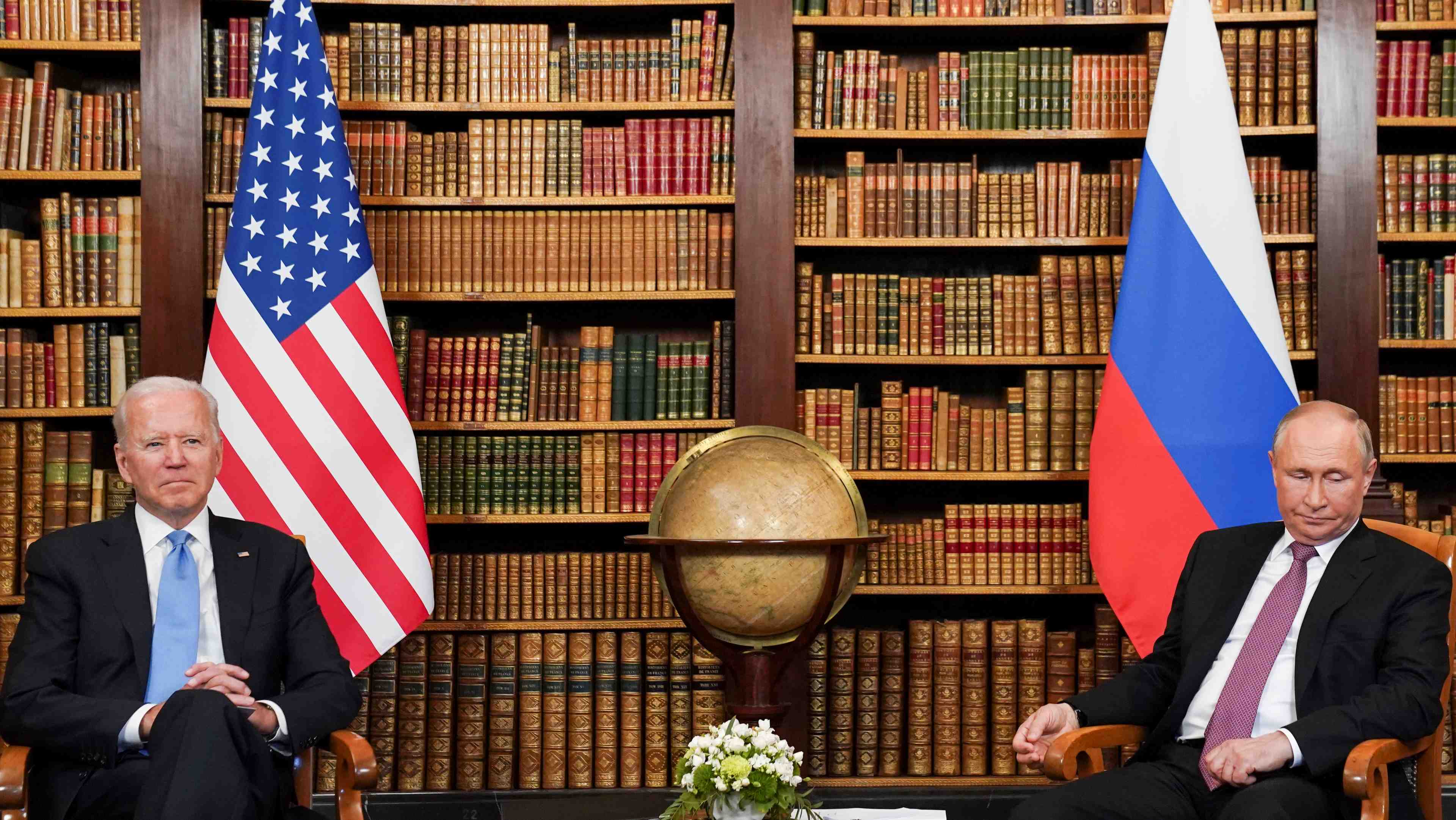 Entretien attendu comme crucial entre biden et poutine sur l'ukraine
