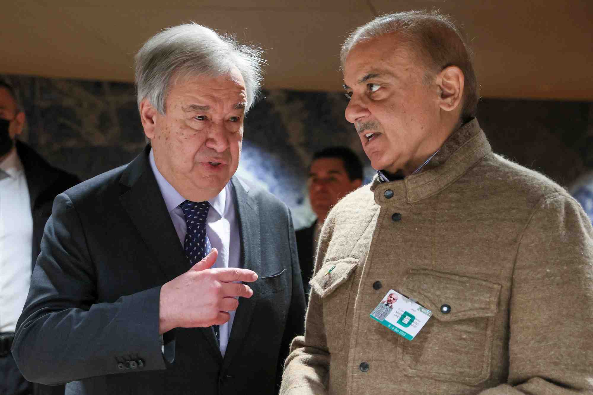 Le premier ministre pakistanais shehbaz sharif et le secretaire general des nations unies antonio guterres lors d'un sommet sur la resilience climatique