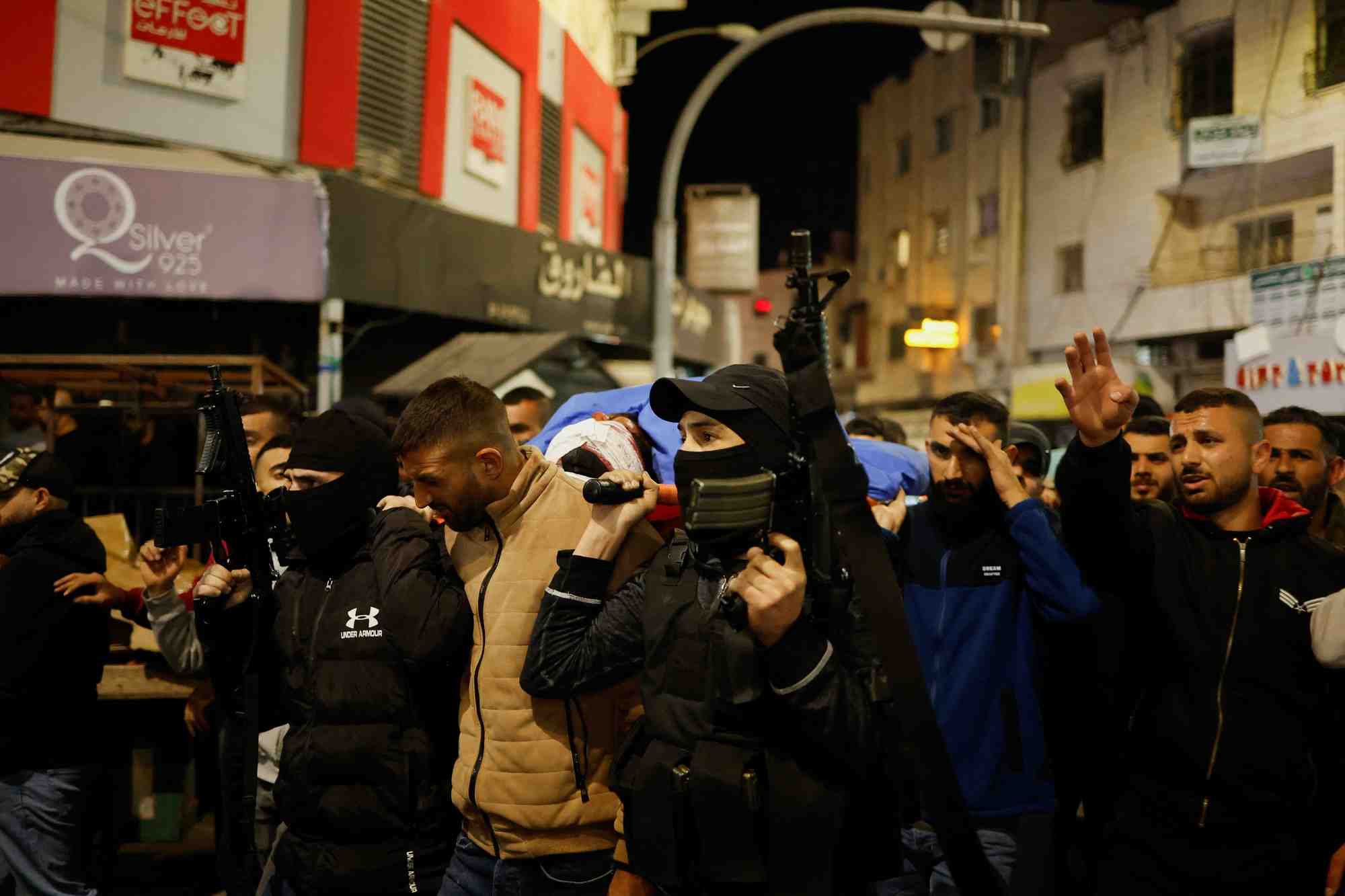 Des personnes en deuil portent le corps d'un palestinien tue par les troupes israeliennes
