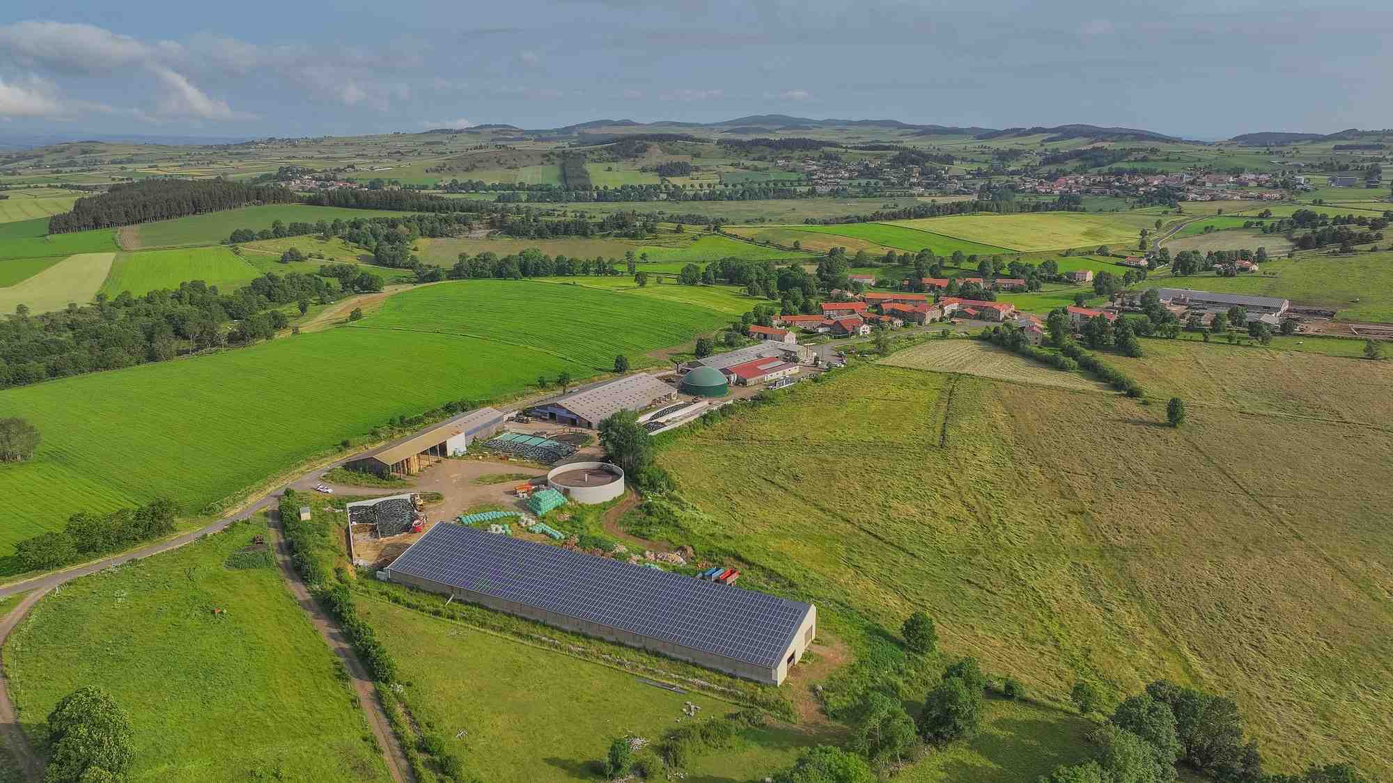 Un hangar agricole de 486 kWc construit par Tenergie, sur une exploitation laitière située à Landos en Haute-Loire.