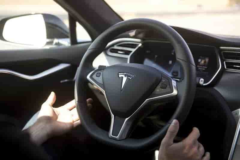 Tesla defend son fournisseur d'aide a la conduite mobileye
