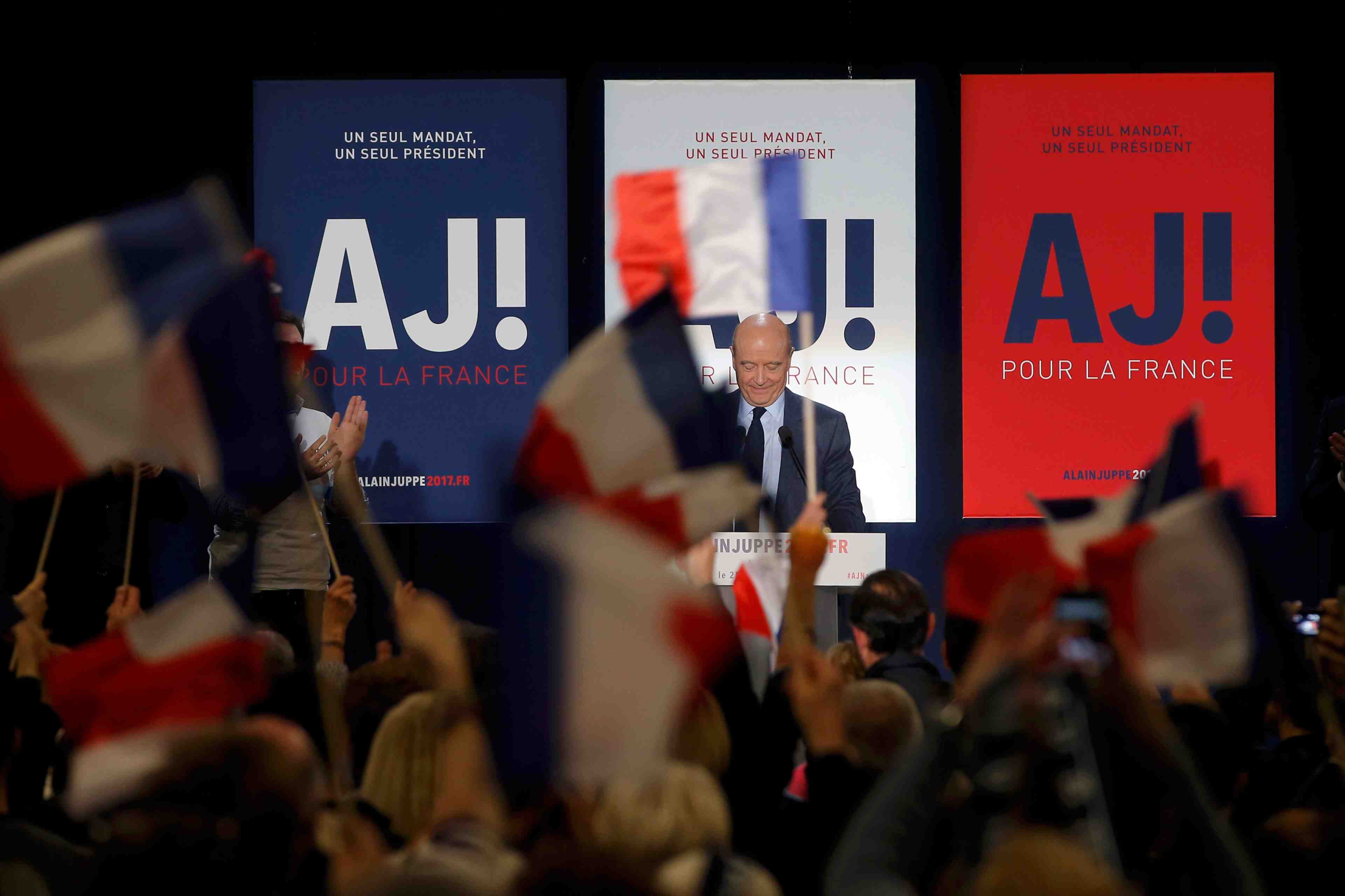 Juppe oppose son "humanisme" a la "brutalite" de fillon