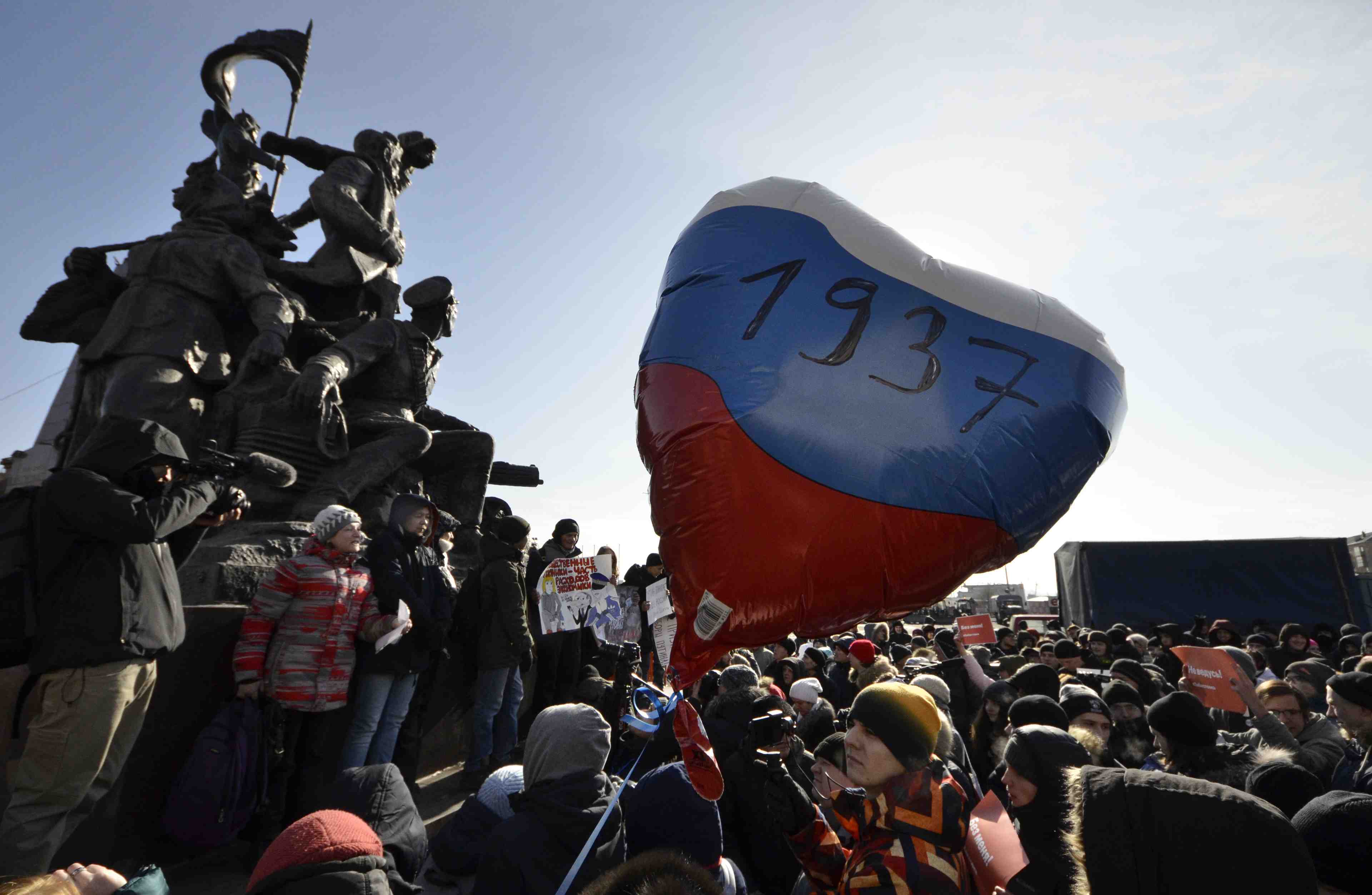 L'opposition russe dans la rue pour denoncer une "parodie d'election"