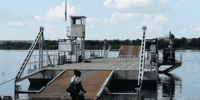 Chenal rivière frontière Angola Zambie