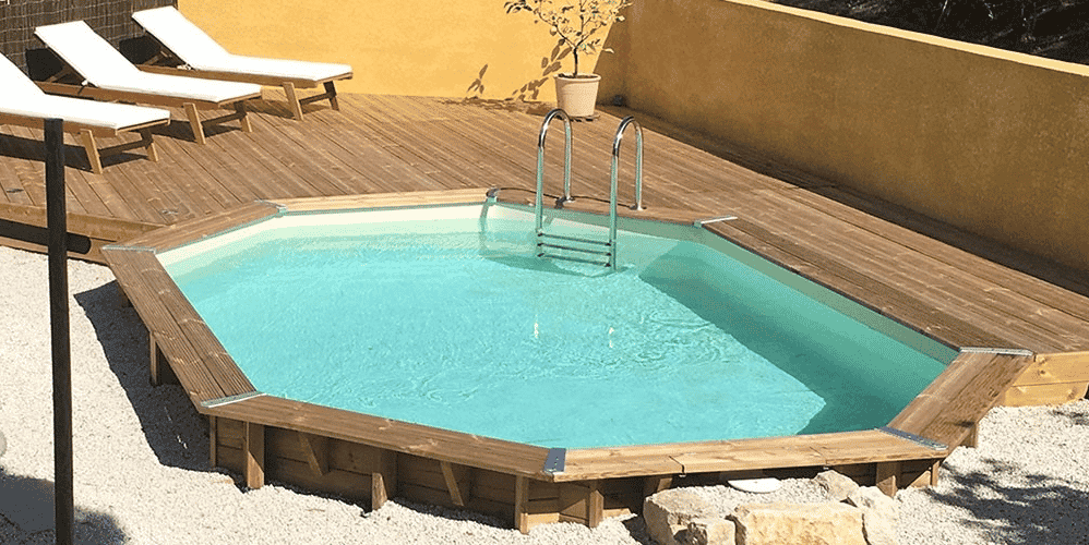 Un modèle de piscine bois semi enterrée proposé par le spécialiste Azialo.