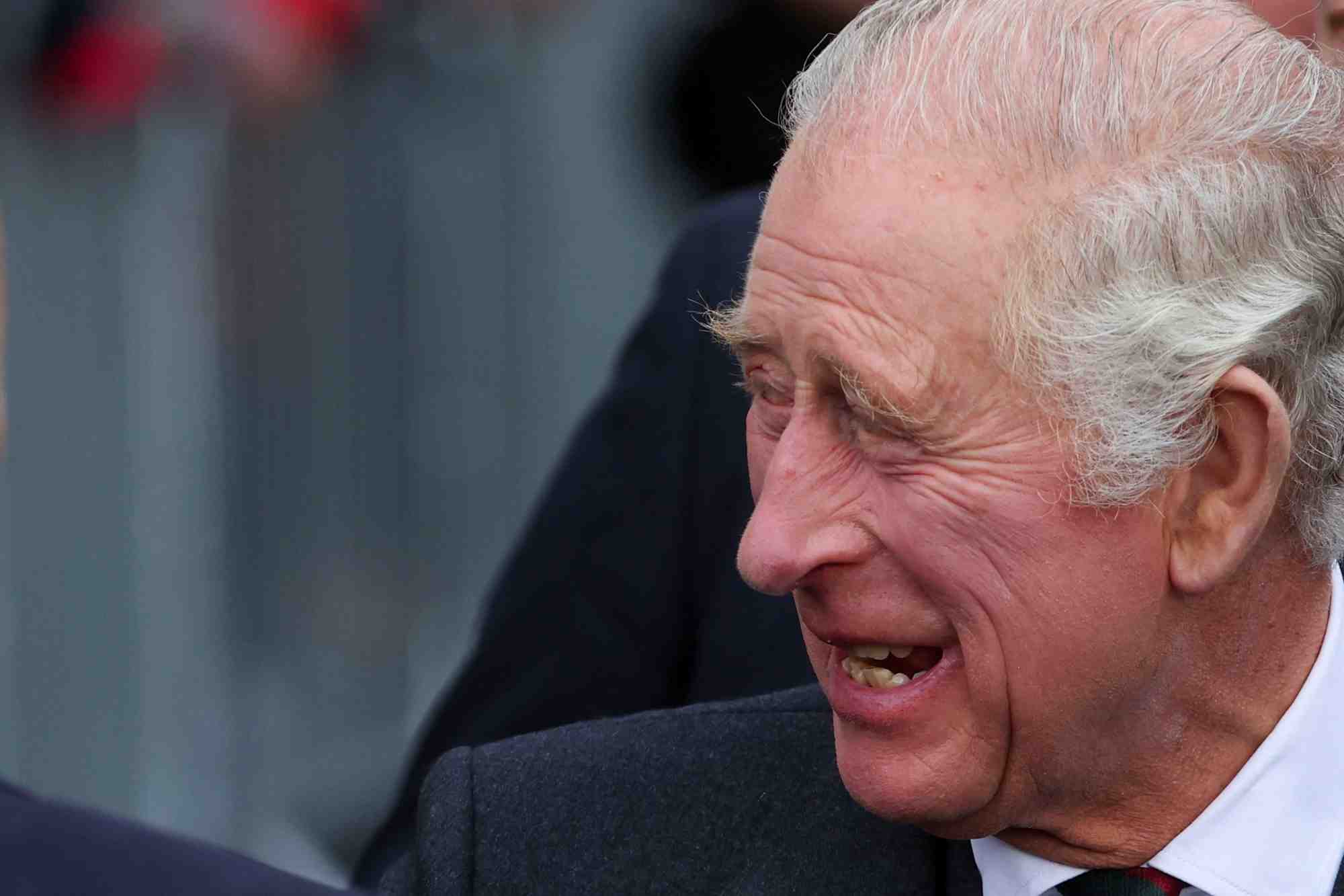 Le roi charles iii salue les gens lors d'une ceremonie a dunfermline, en ecosse