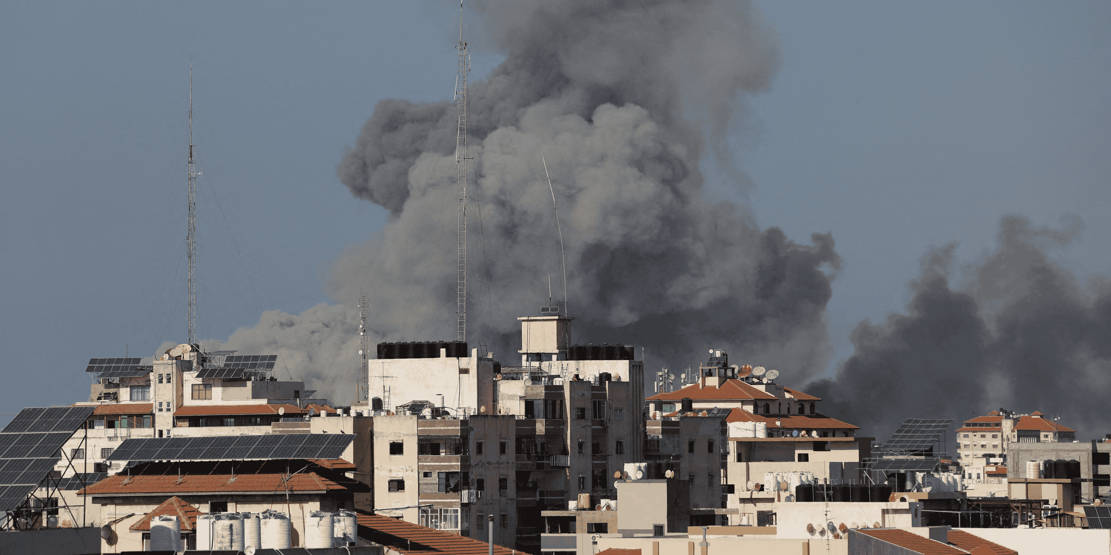 La fumee s'eleve a la suite des frappes israeliennes a gaza